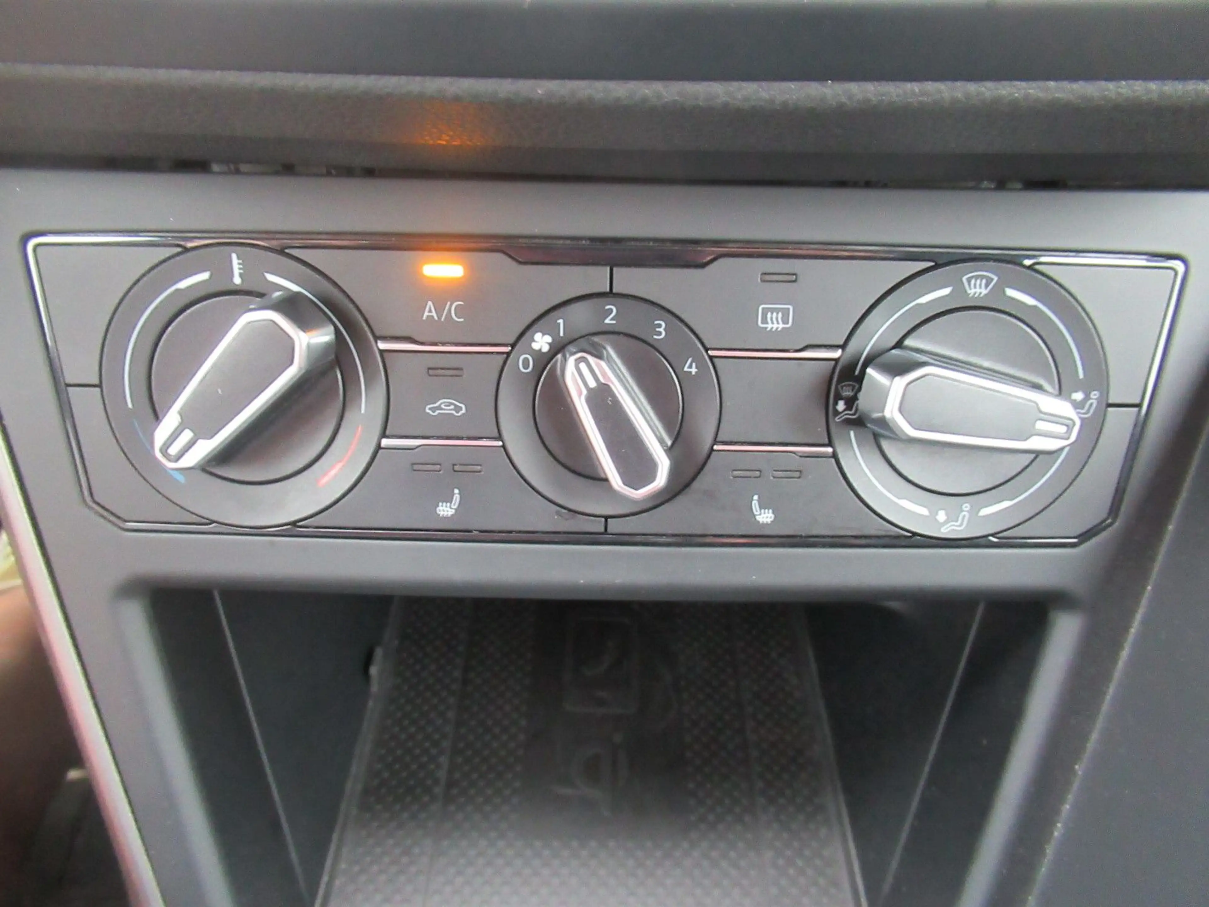 Volkswagen Polo VI Comfortline SHZG PDC TEMPOMAT TOUCH KLIM — photo 16