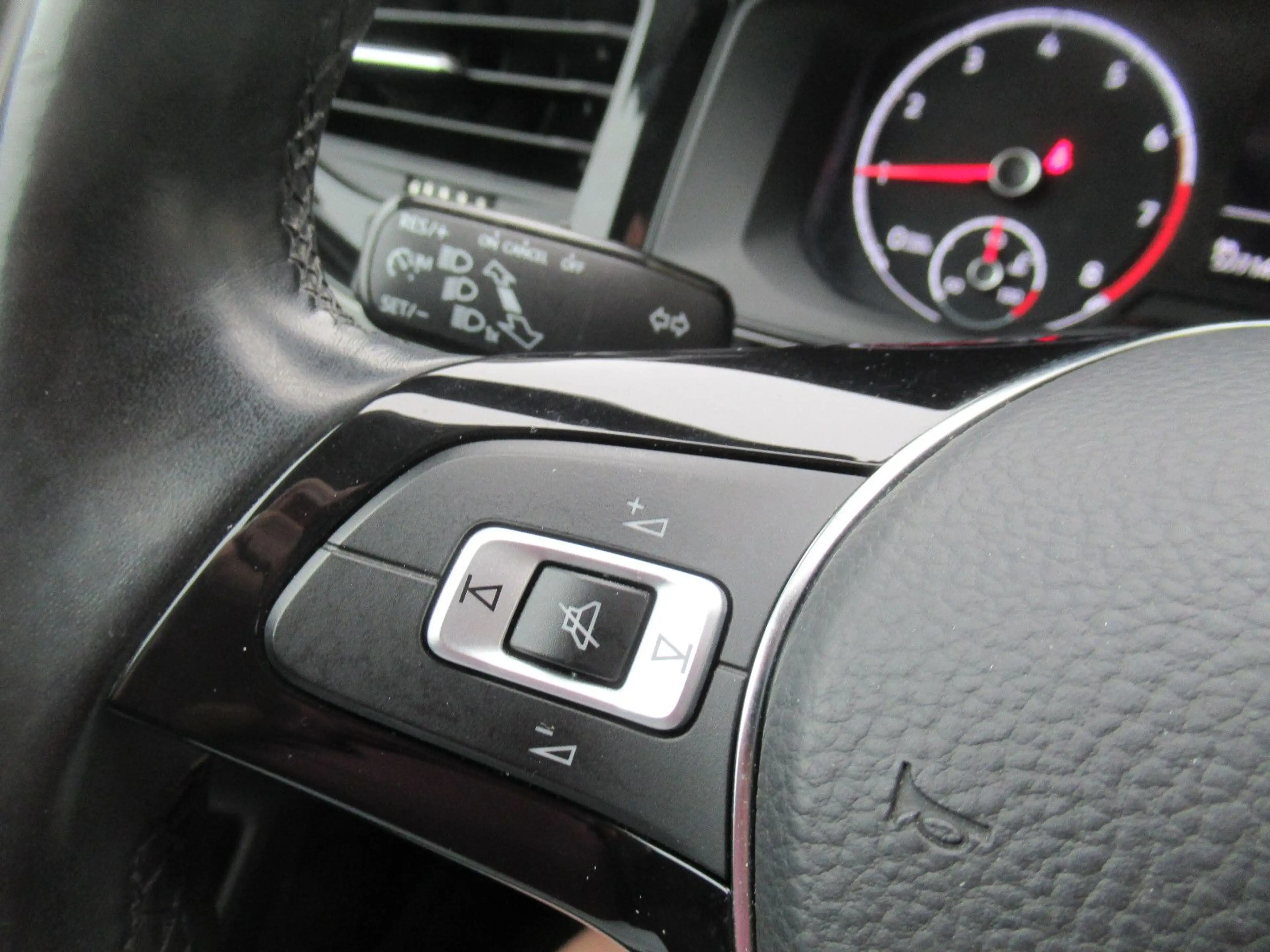 Volkswagen Polo VI Comfortline SHZG PDC TEMPOMAT TOUCH KLIM — photo 11