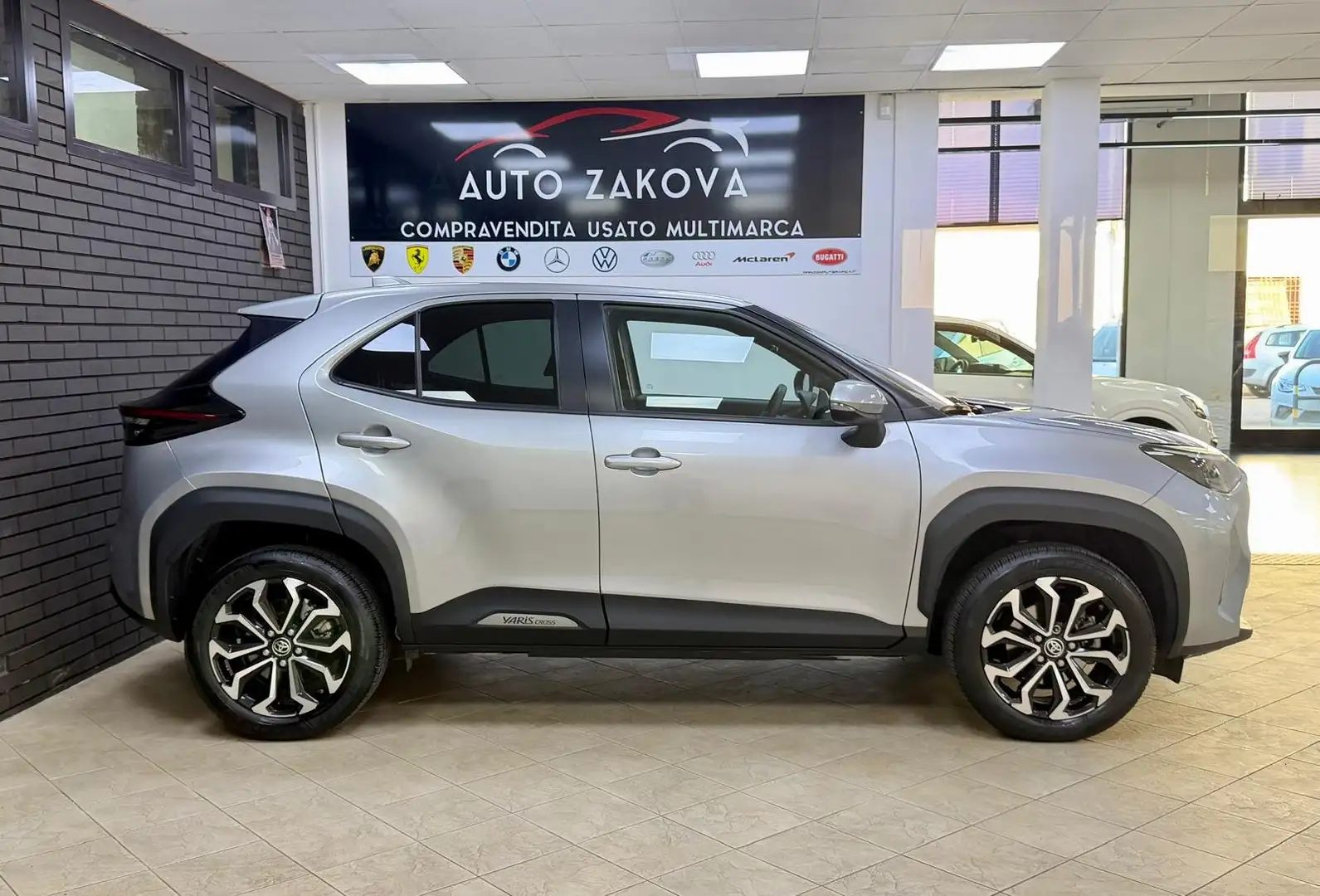 Toyota Yaris Yaris Cross Cross 1.5h Business awd-i 116cv e-cvt Argento - 2