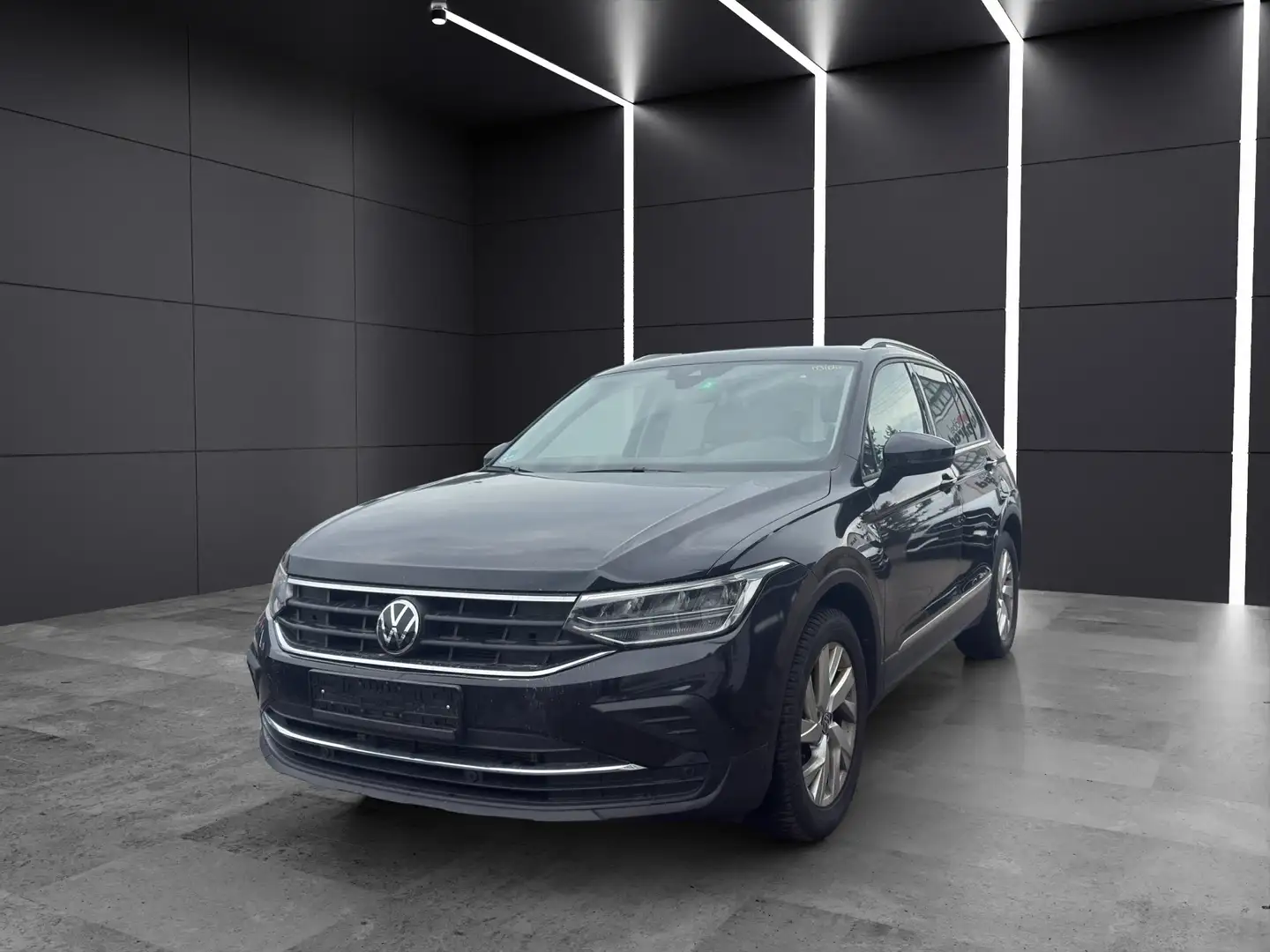 Volkswagen Tiguan 1.5 TSI OPF Active Zwart - 2