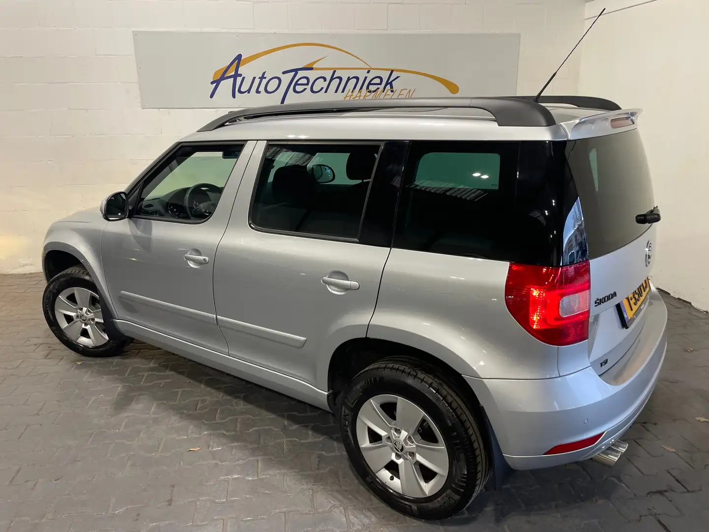 Skoda Yeti 1.2 TSI *Facelift*Pano*Historie compleet* Grijs - 2