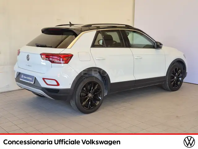 Volkswagen T-Roc view 3