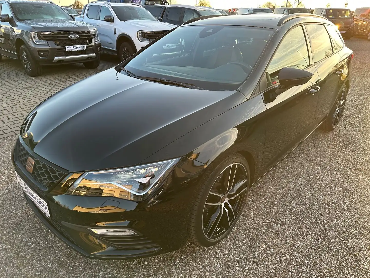 SEAT Leon ST Cupra 300 4Drive *ACC, Panorama, Beats* Schwarz - 1