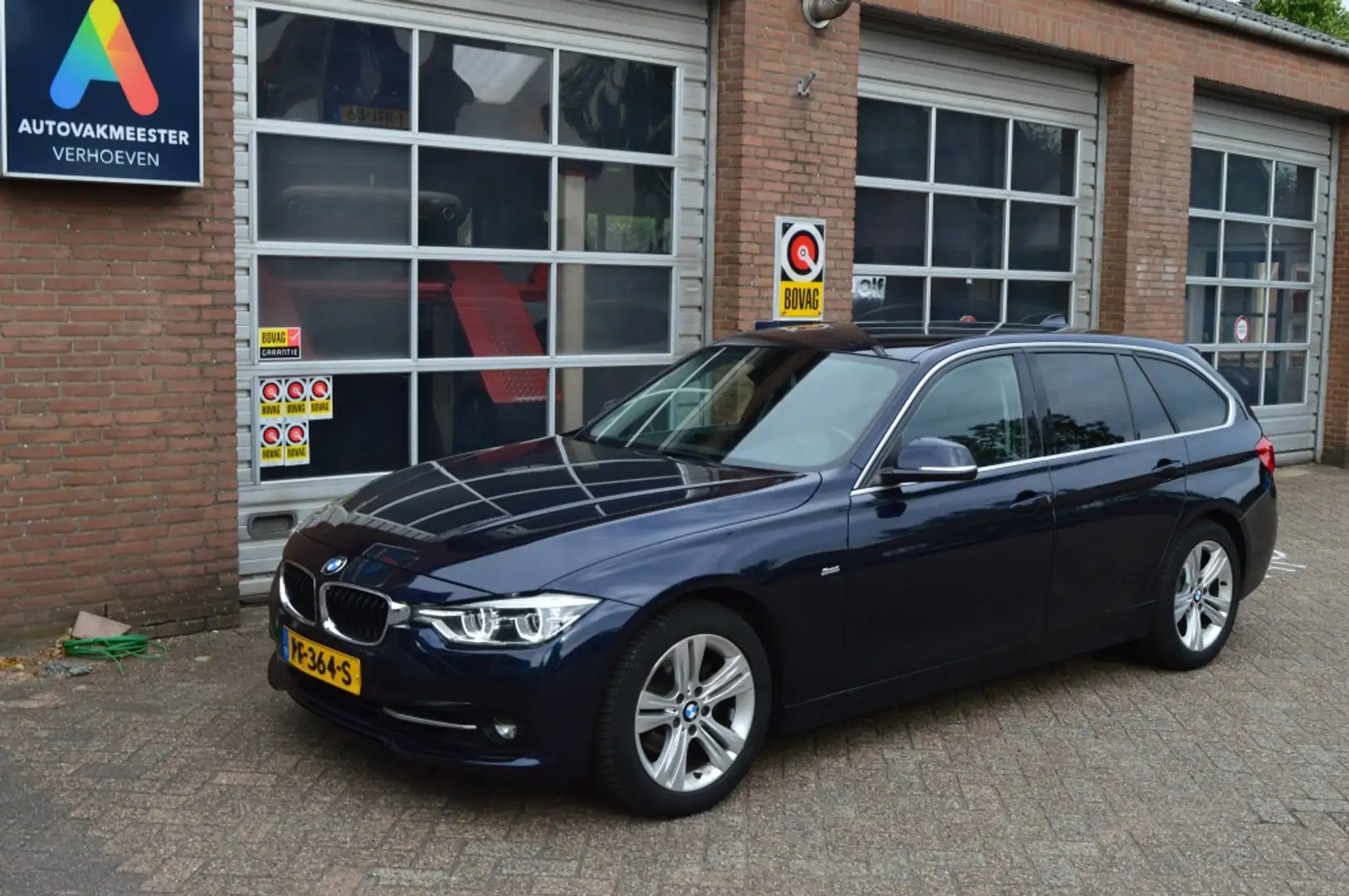 BMW 320 3-serie Touring, Pdc, Navigatie, St 320i Corp L Hi Blauw - 1