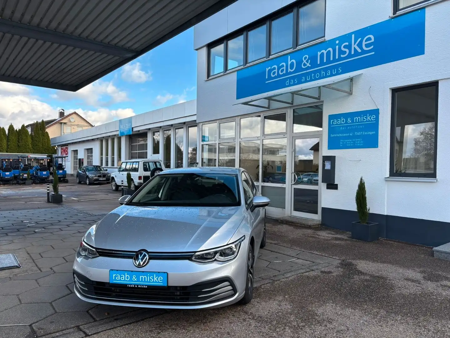 Volkswagen Golf VIII Lim. Active *LED/AHK/SHZ/Navi/ACC* Silber - 1