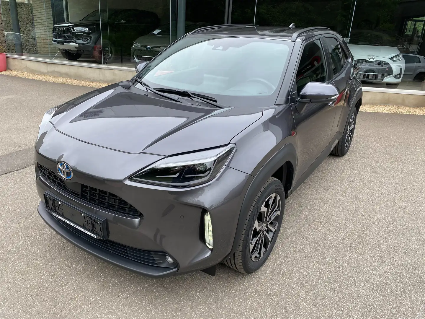 Toyota Yaris Cross 1.5i VVT-i Hybrid Dynamic Plus E-CVT Gris - 1