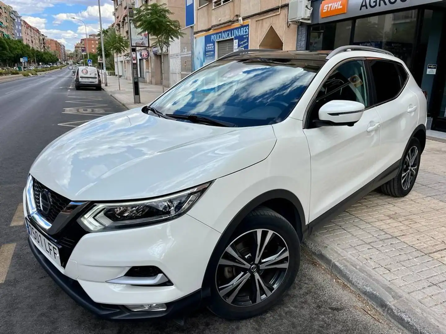 Nissan Qashqai 1.5dCi N-Connecta 4x2 85kW Wit - 1
