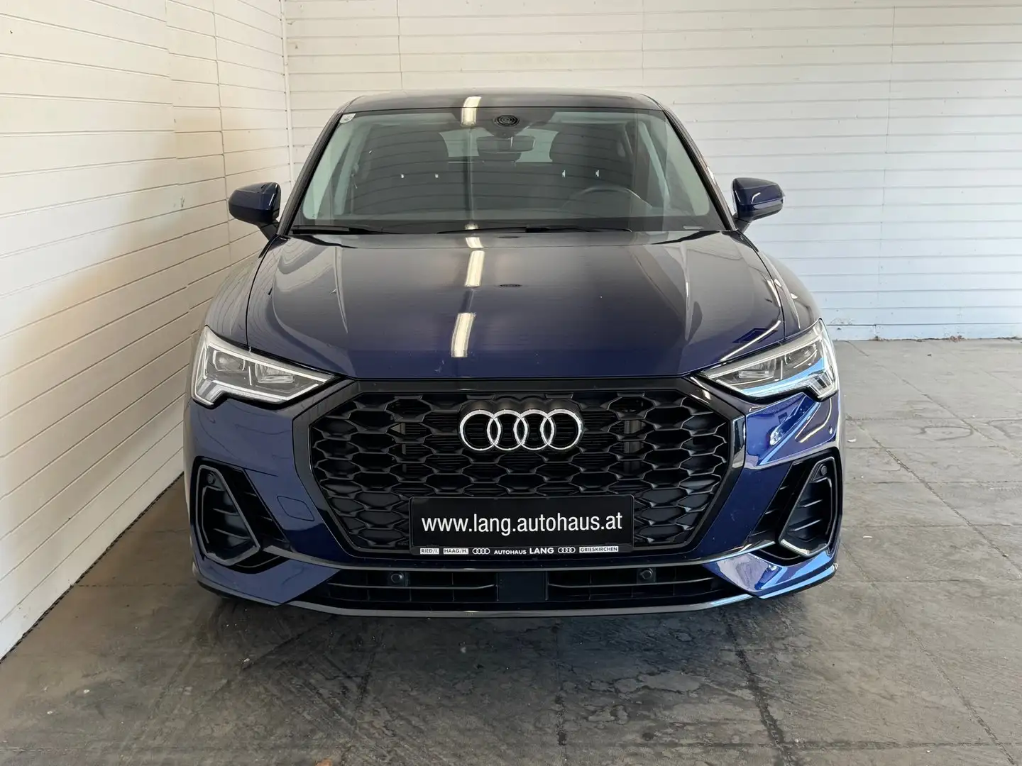 Audi Q3 e-tron 45 TFSI e Blau - 2