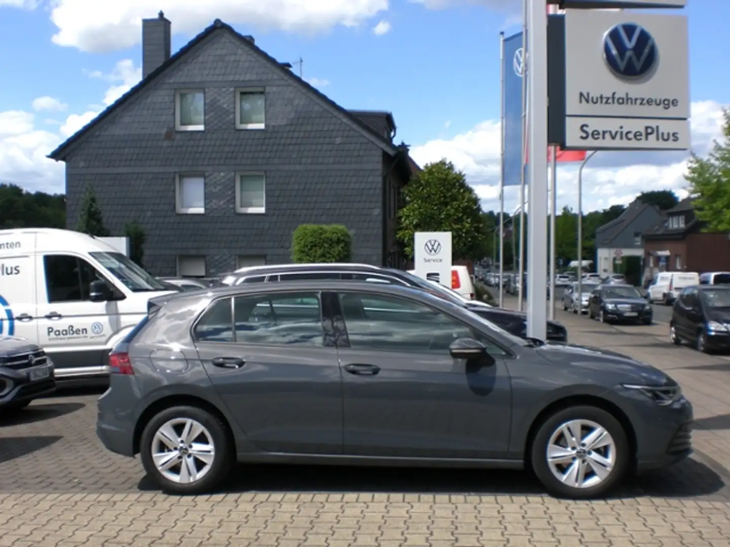 Volkswagen Golf VIII Lim. Life 1.5 TSI NAVI LED ACC RFK App-Conne Grijs - 2