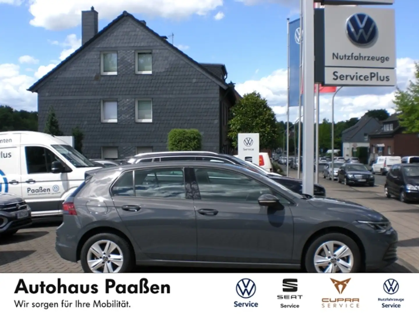 Volkswagen Golf VIII Lim. Life 1.5 TSI NAVI LED ACC RFK App-Conne Grijs - 1