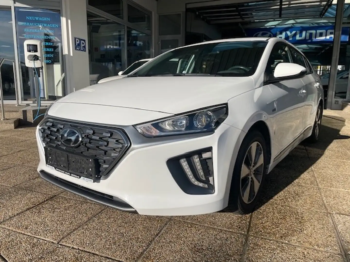 Hyundai IONIQ Ioniq 1,6 GDi Hybrid Level 3 DCT Aut. Weiß - 1