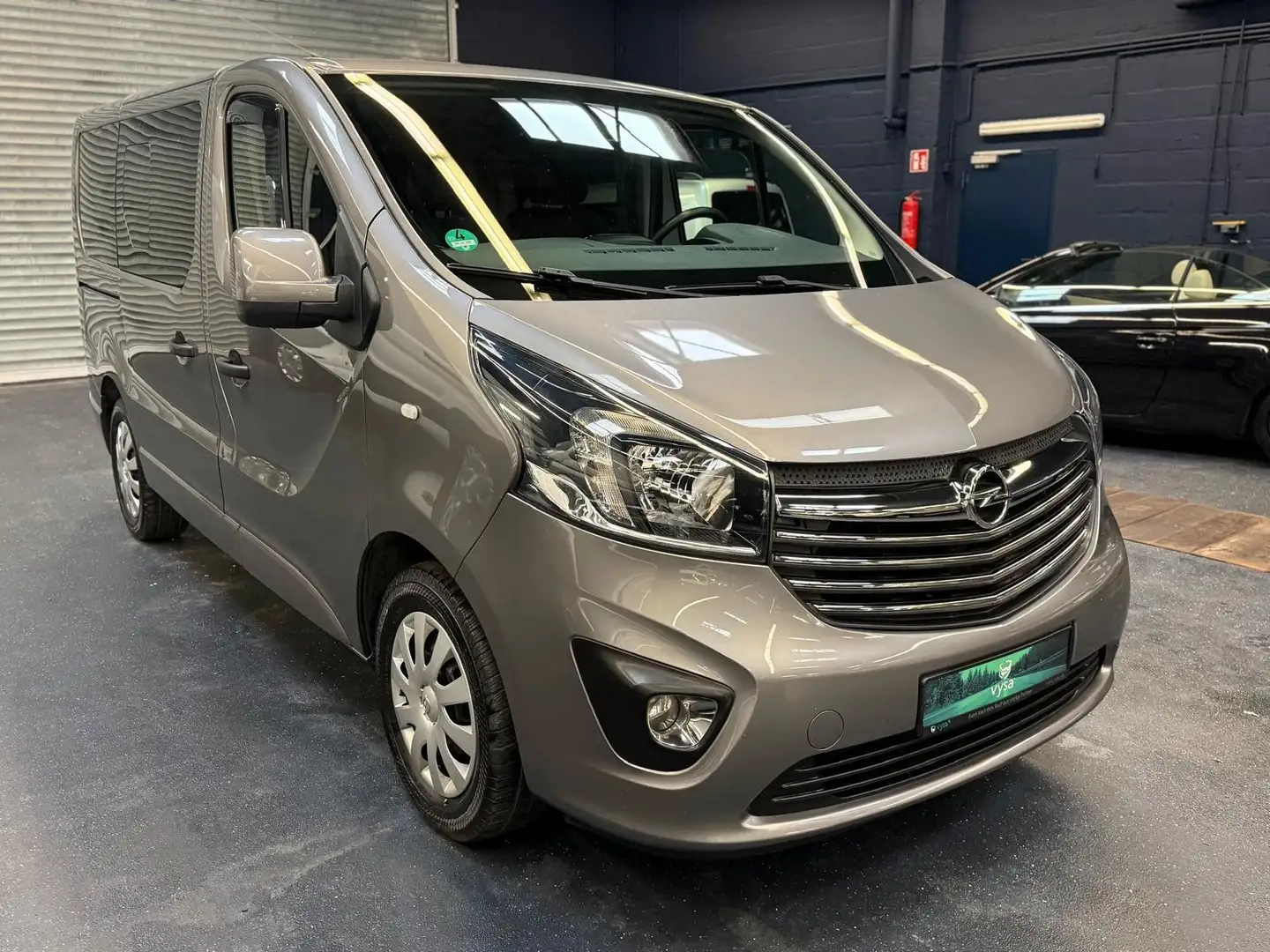 Opel Vivaro B 9 Sitze Klima Tempomat Navi R-CAM AHK Grau - 1