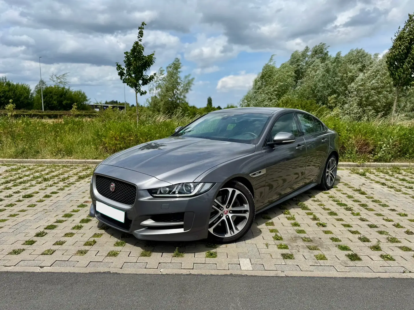 Jaguar XE 2.0 D Business Edition R-Sport - 1