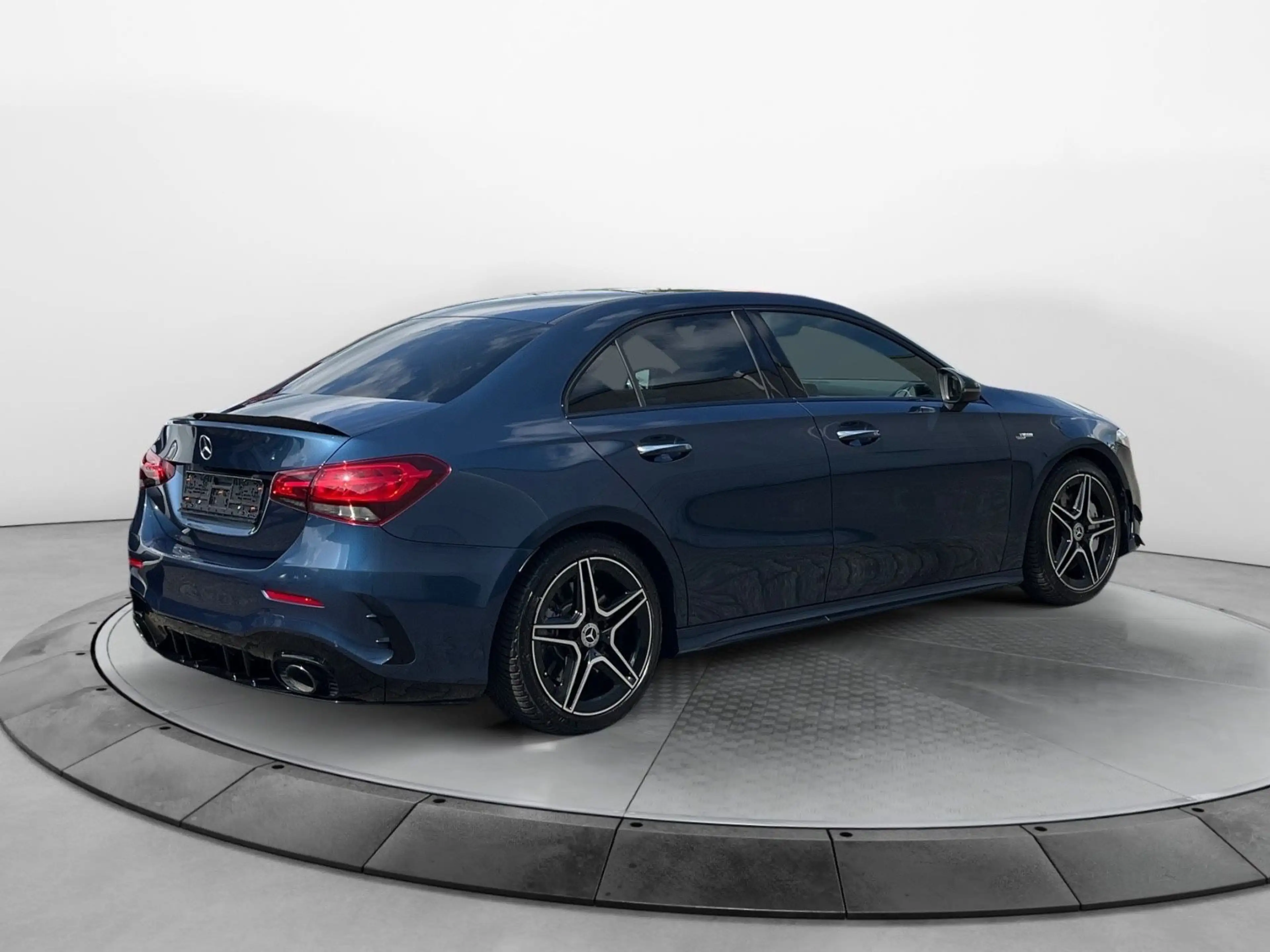 Mercedes-Benz A 35 AMG 4Matic — photo 5
