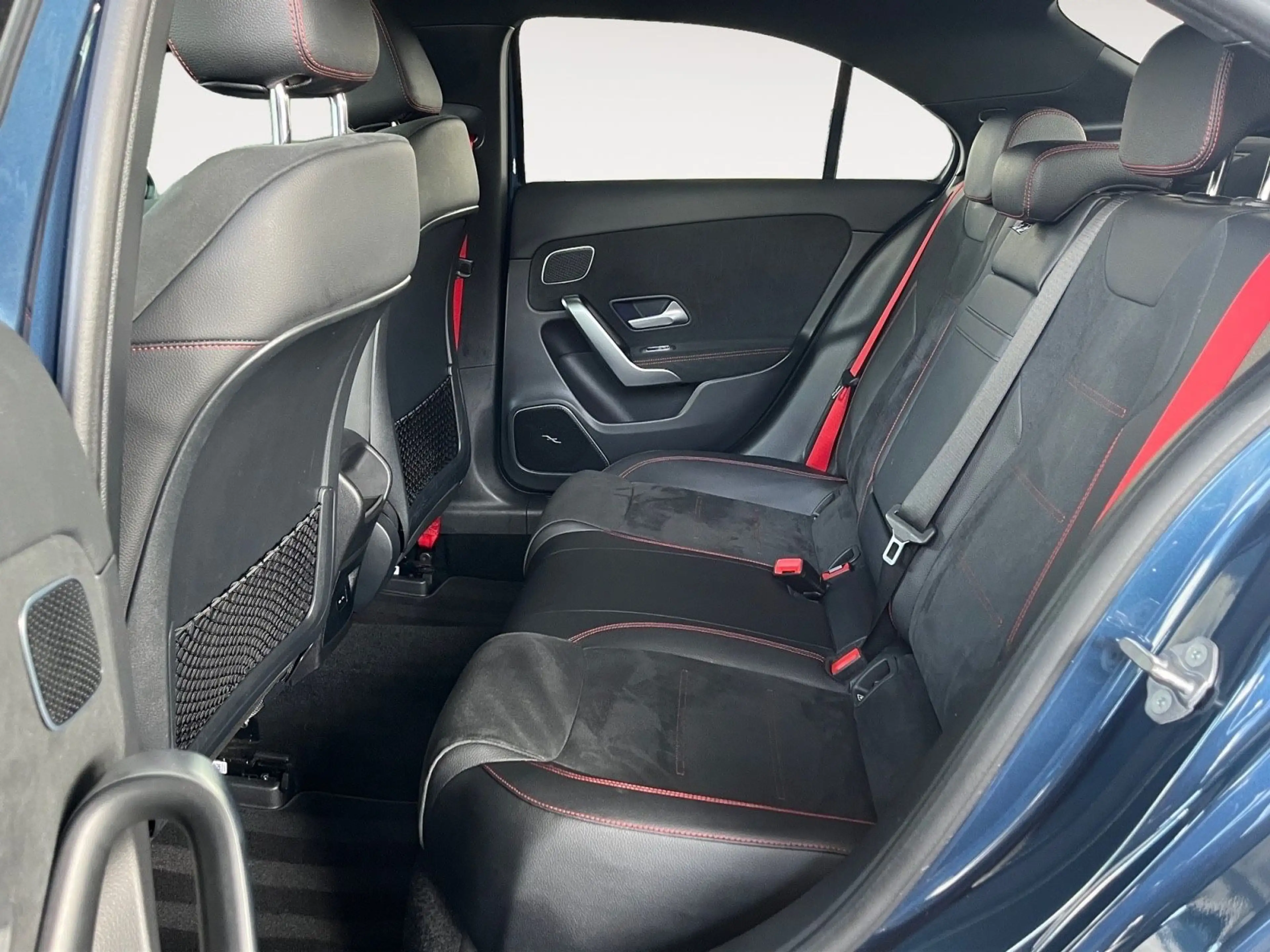Mercedes-Benz A 35 AMG 4Matic — photo 11