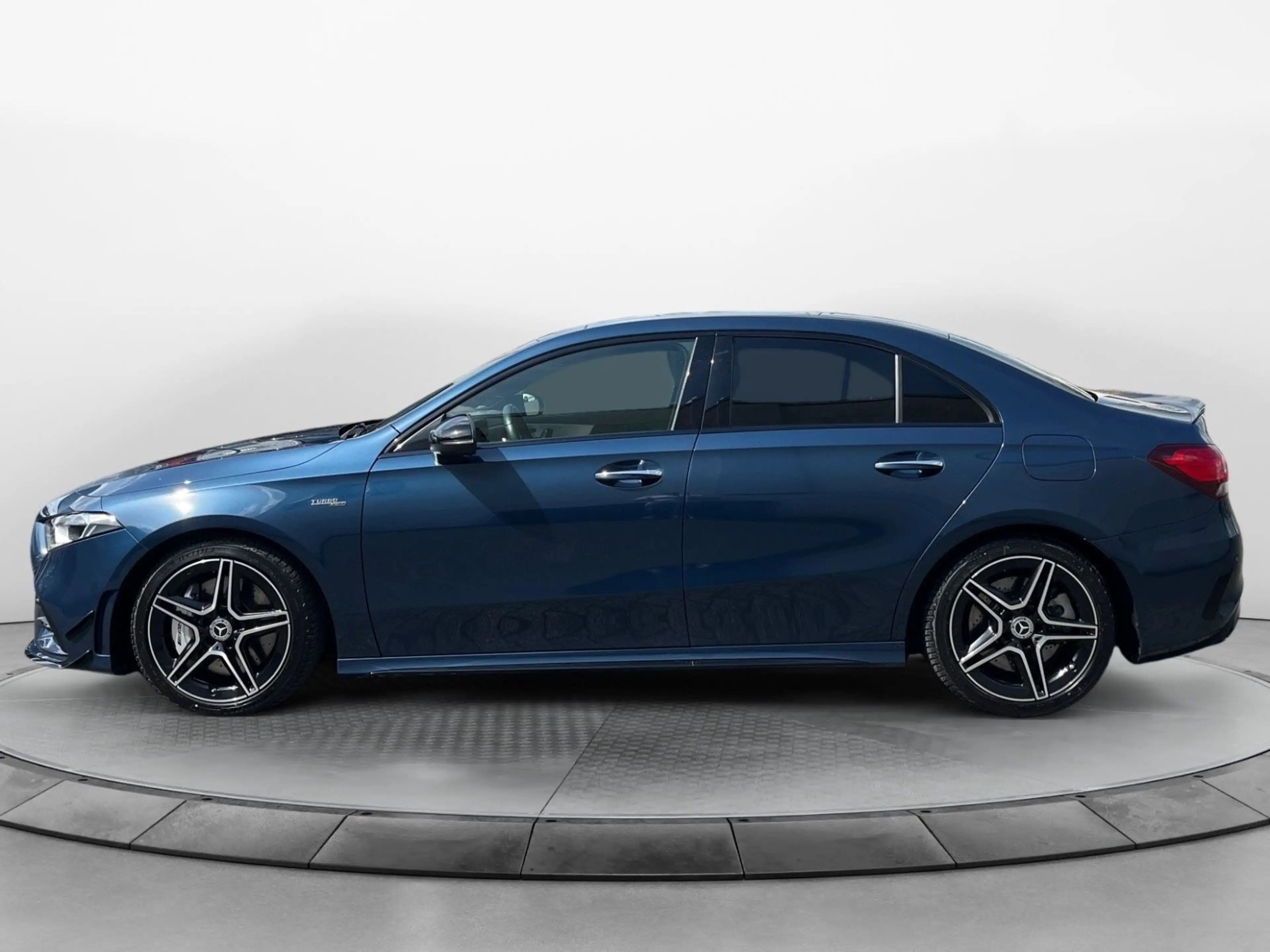 Mercedes-Benz A 35 AMG 4Matic — photo 3