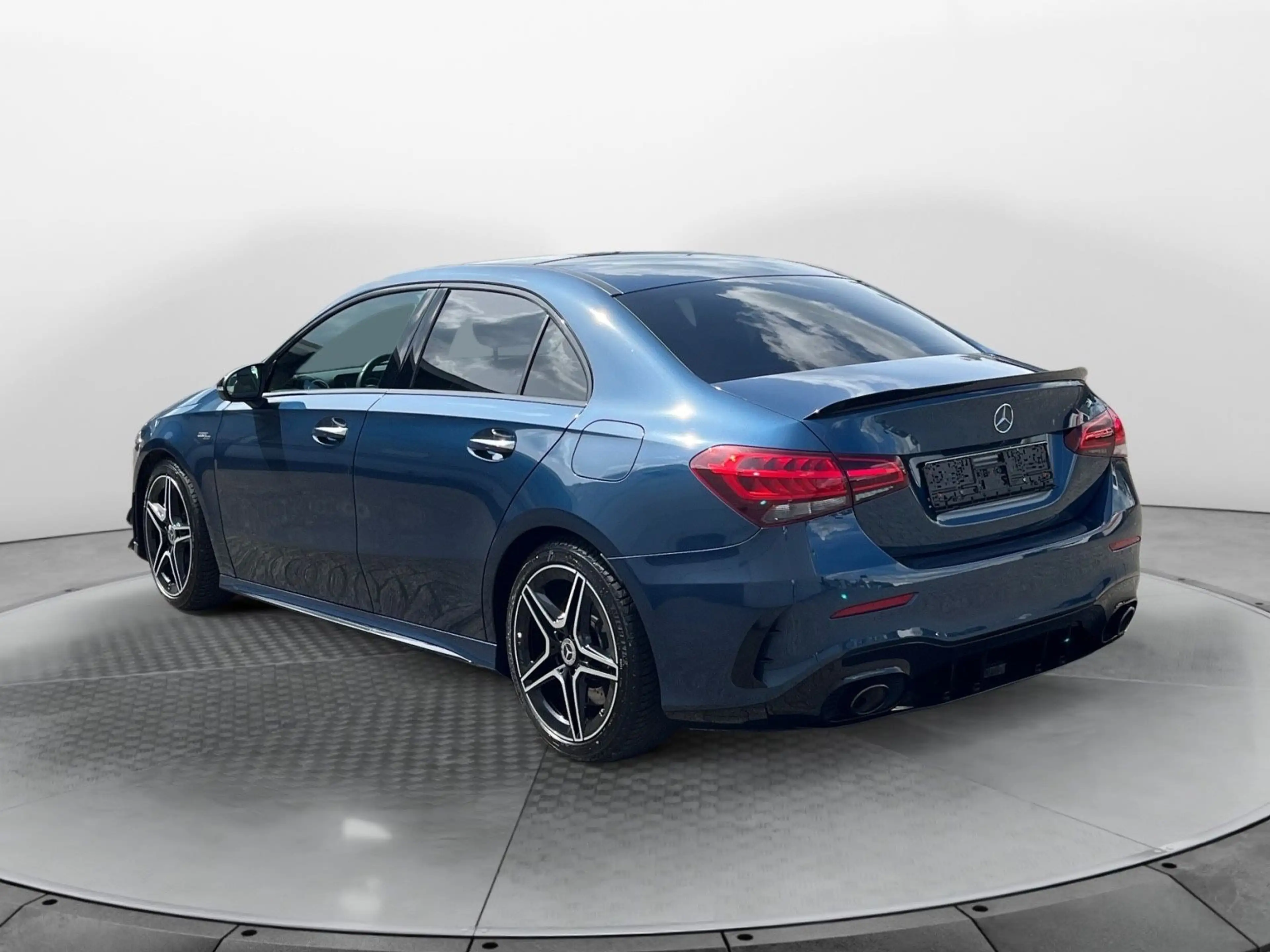 Mercedes-Benz A 35 AMG 4Matic — photo 2