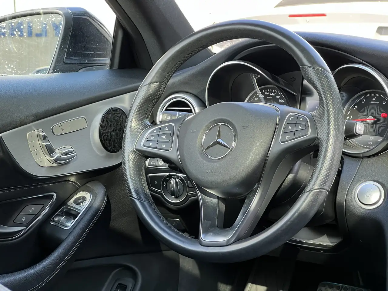 Mercedes-Benz C-Class снимка Mercedes-Benz C-Class