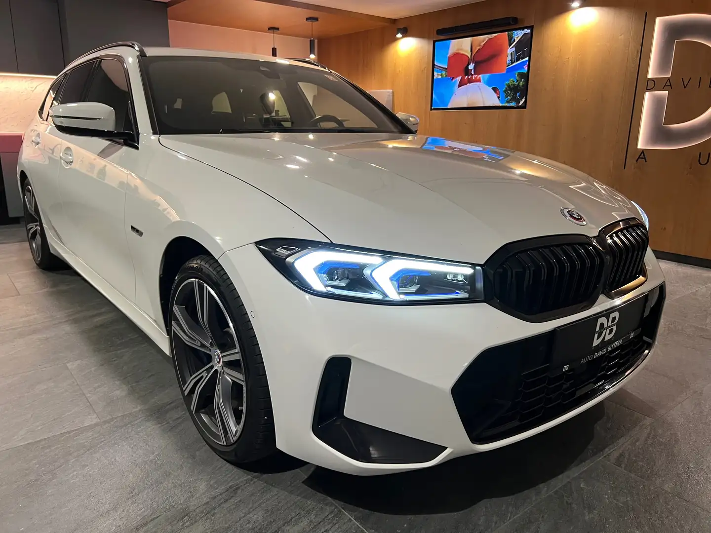 BMW 330 330e xDrive - M Sport - Facelift - M Bremse - Head Weiß - 2