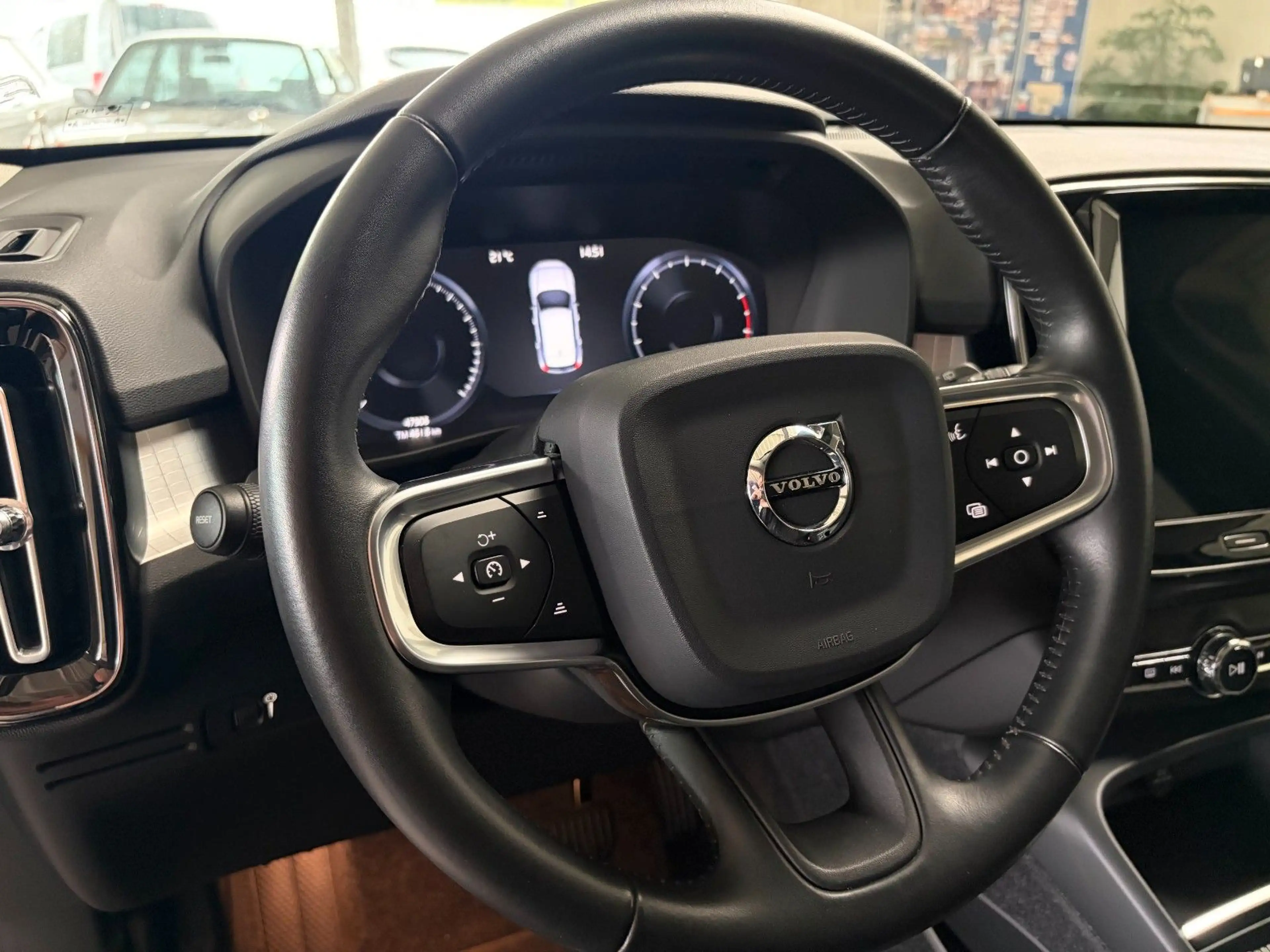 Volvo XC40 Momentum 2WD/AHK/H&K/STANDH/PANO/KAMERA — photo 14