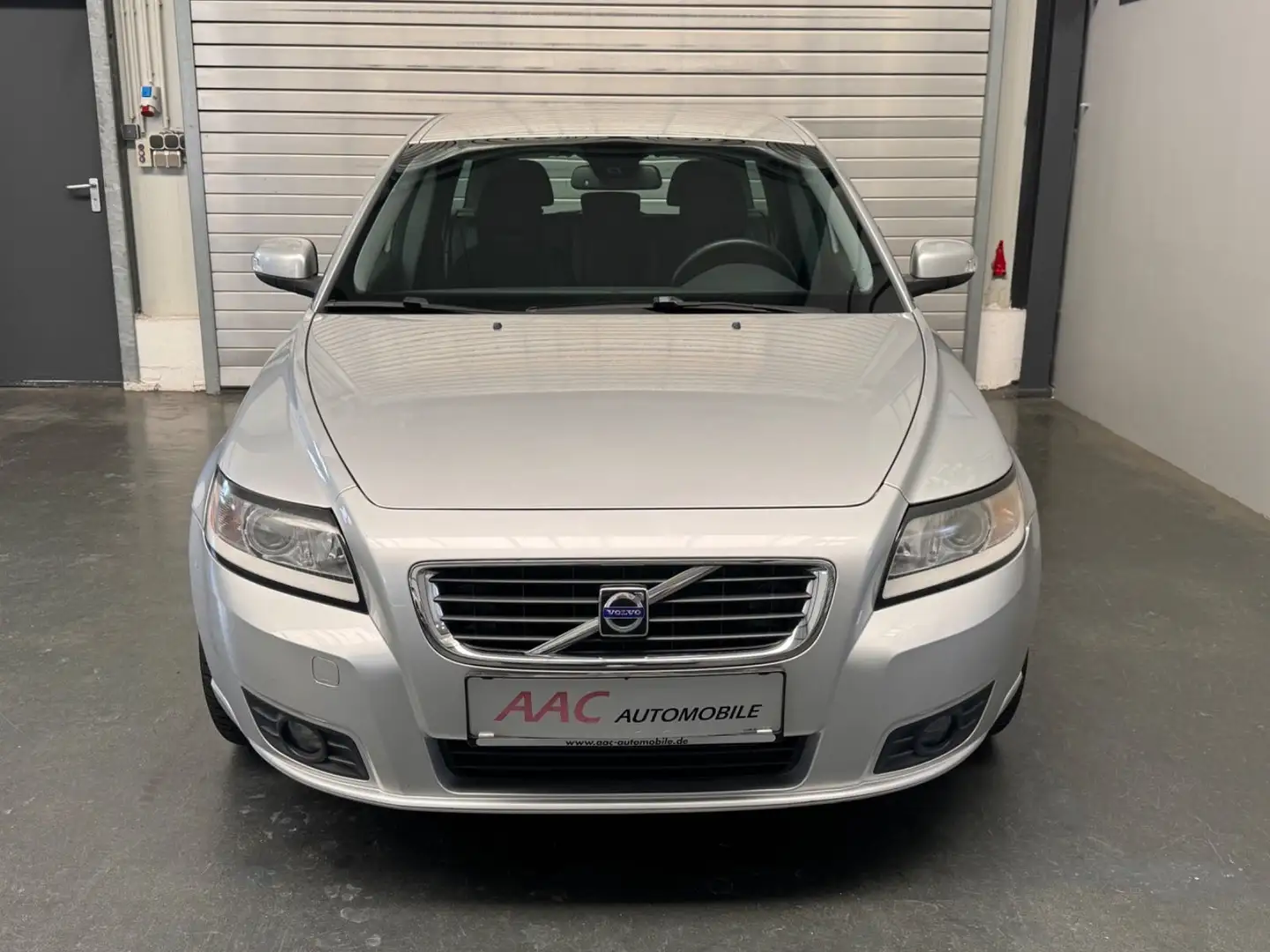 Volvo V50 Kombi 2.0 D DPF Momentum/1.Hand/wenig KM Silber - 2