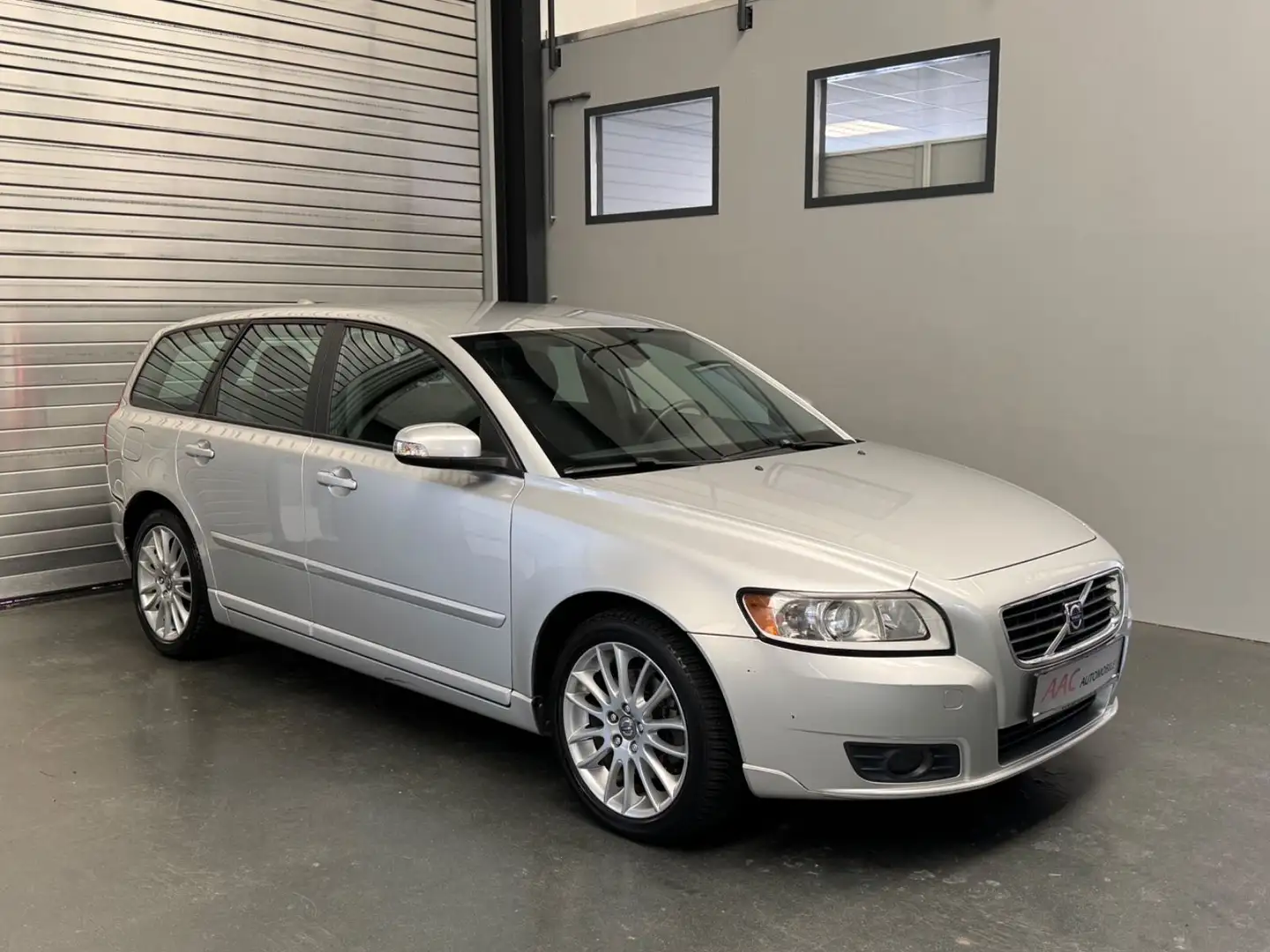 Volvo V50 Kombi 2.0 D DPF Momentum/1.Hand/wenig KM Silber - 1