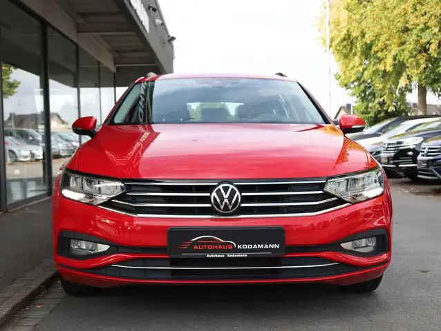 Volkswagen Passat view 4