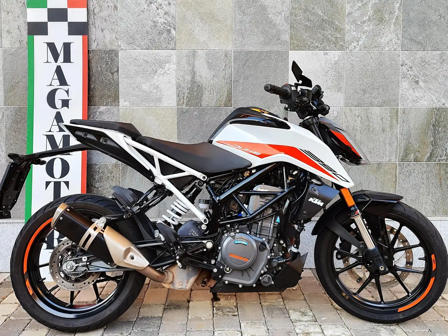 KTM 390 Duke Bianco - 1