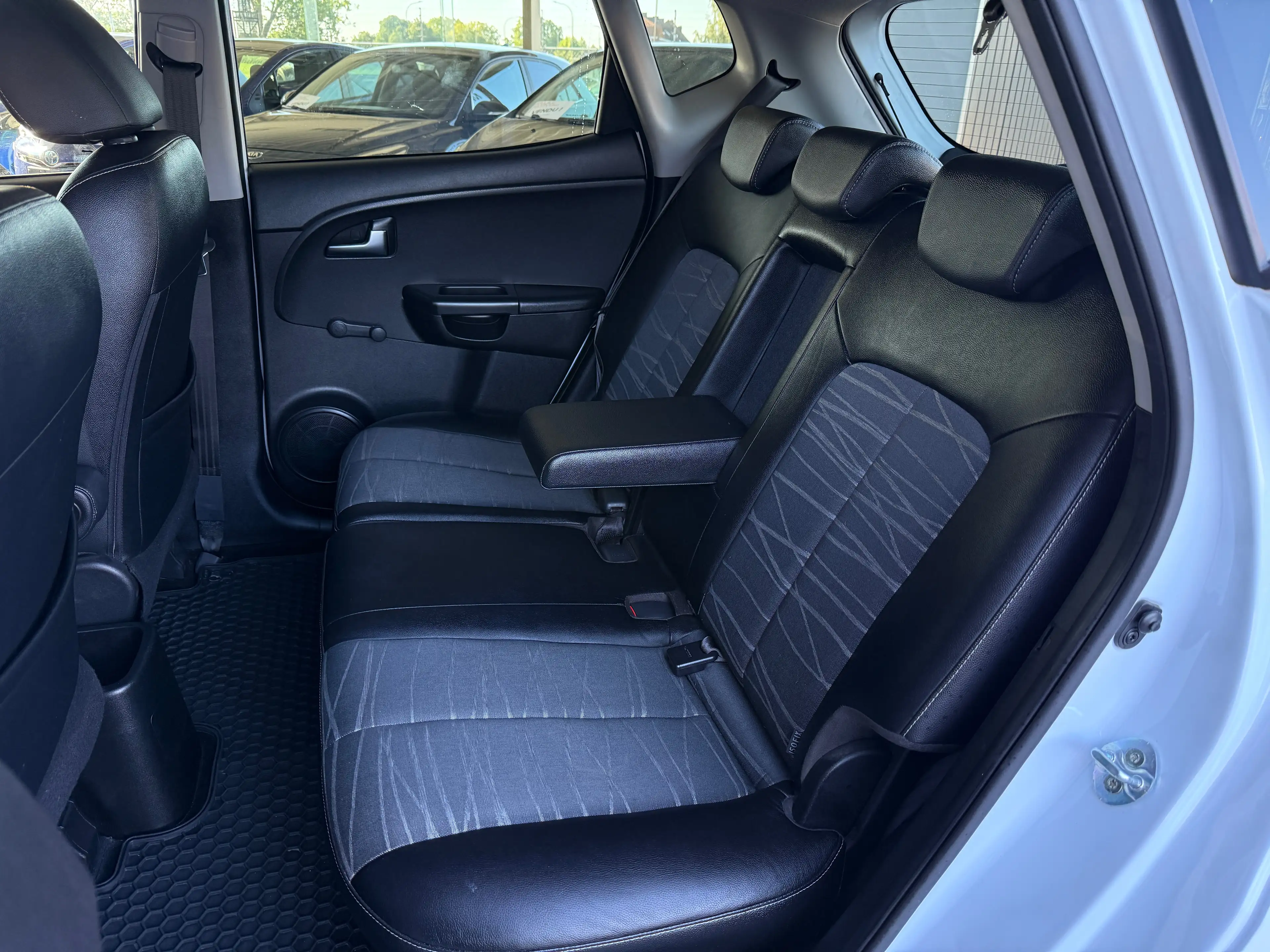 Kia Venga Venga 1.4i World Edition_NAVI_PANO_SEMICUIR_LED_ — photo 14
