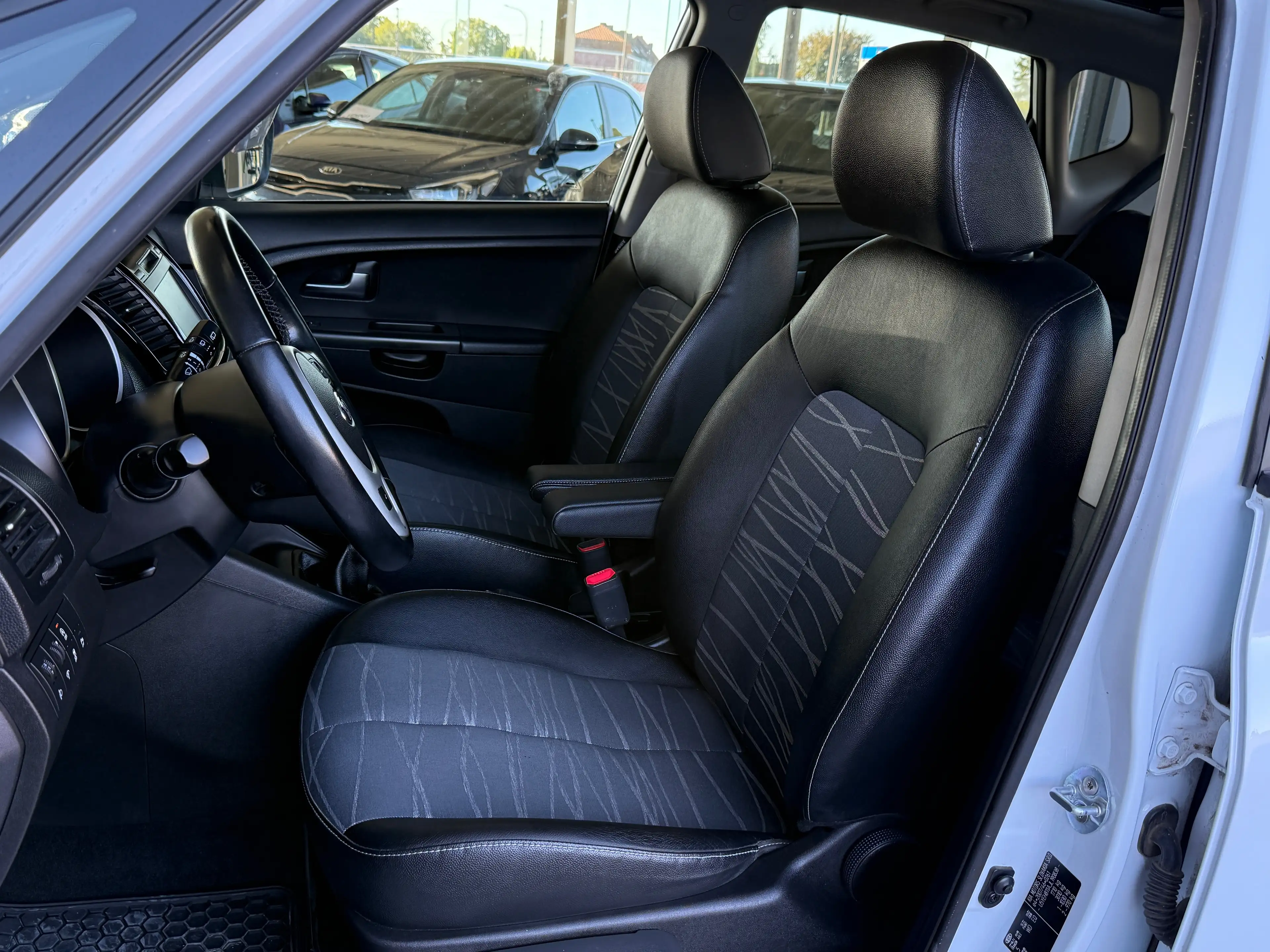 Kia Venga Venga 1.4i World Edition_NAVI_PANO_SEMICUIR_LED_ — photo 13