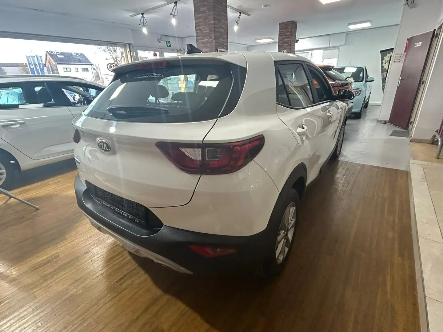 Kia Stonic Stonic 1.2i Easy ISG Blanc - 2