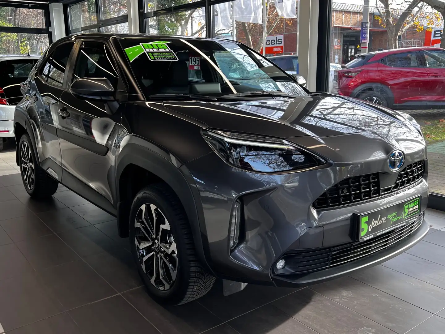 Toyota Yaris Cross 1.5 E Team Deutschland Kam Navi SHZ Grau - 2