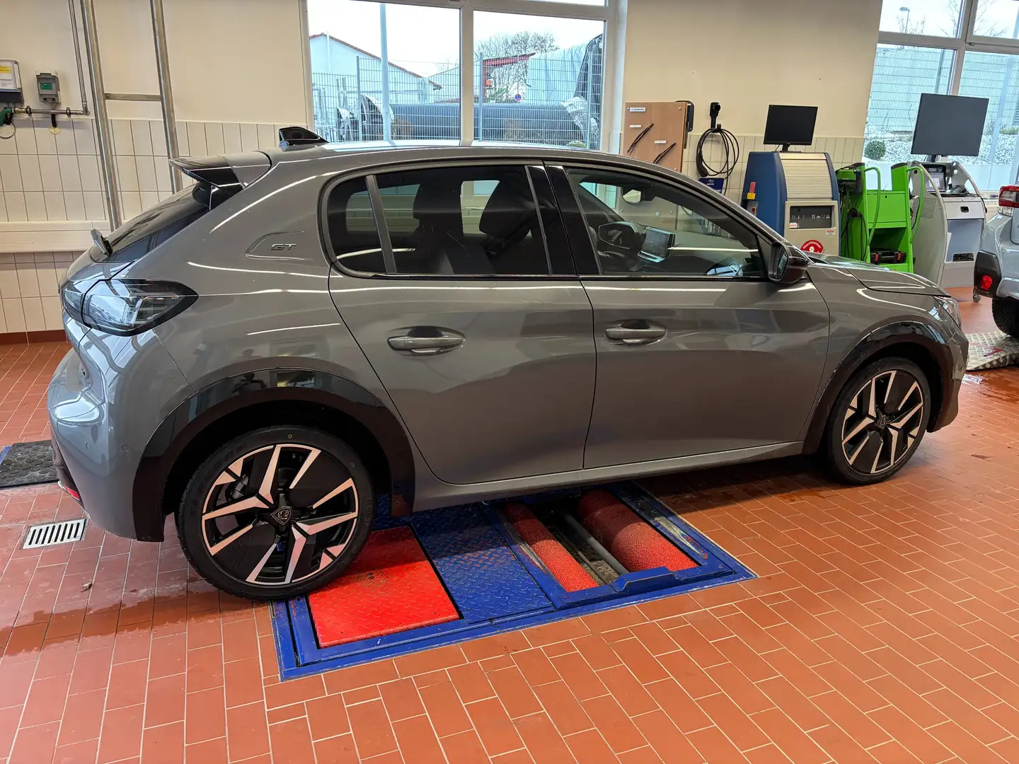 Peugeot 208 GT Grau - 2