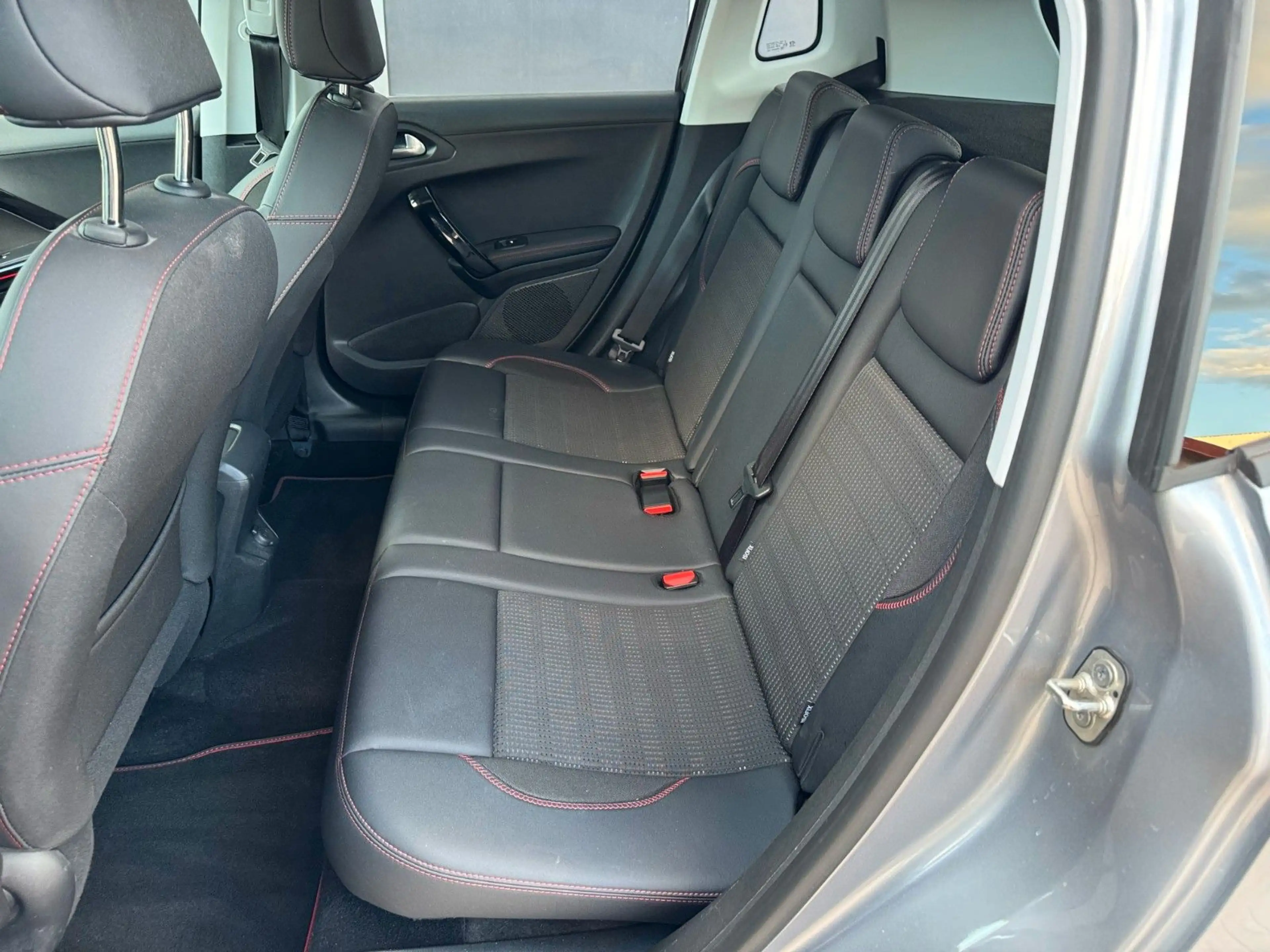 Peugeot 2008 GT-Line Automatik PureTech 110 EAT6 — photo 8