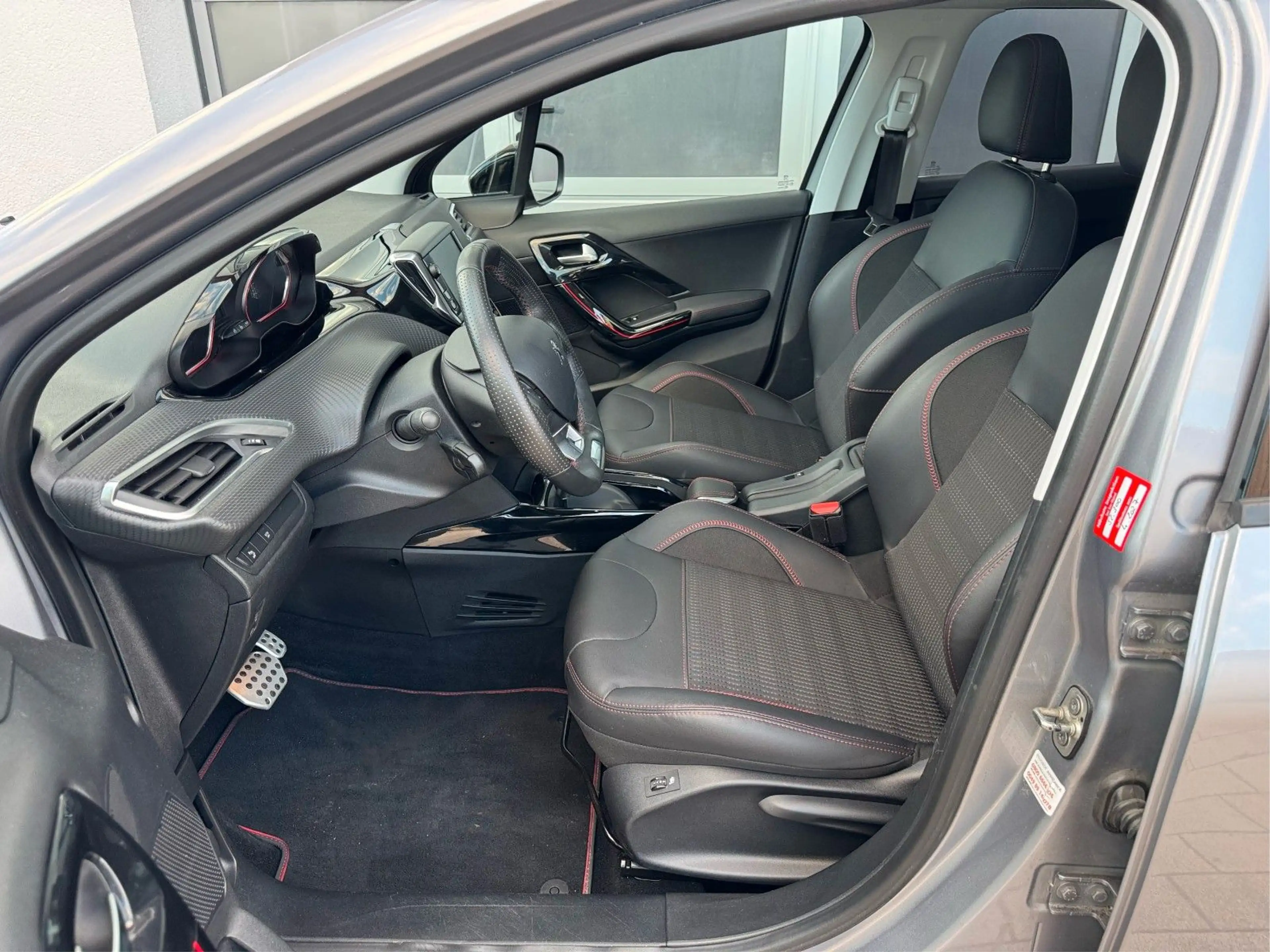 Peugeot 2008 GT-Line Automatik PureTech 110 EAT6 — photo 4