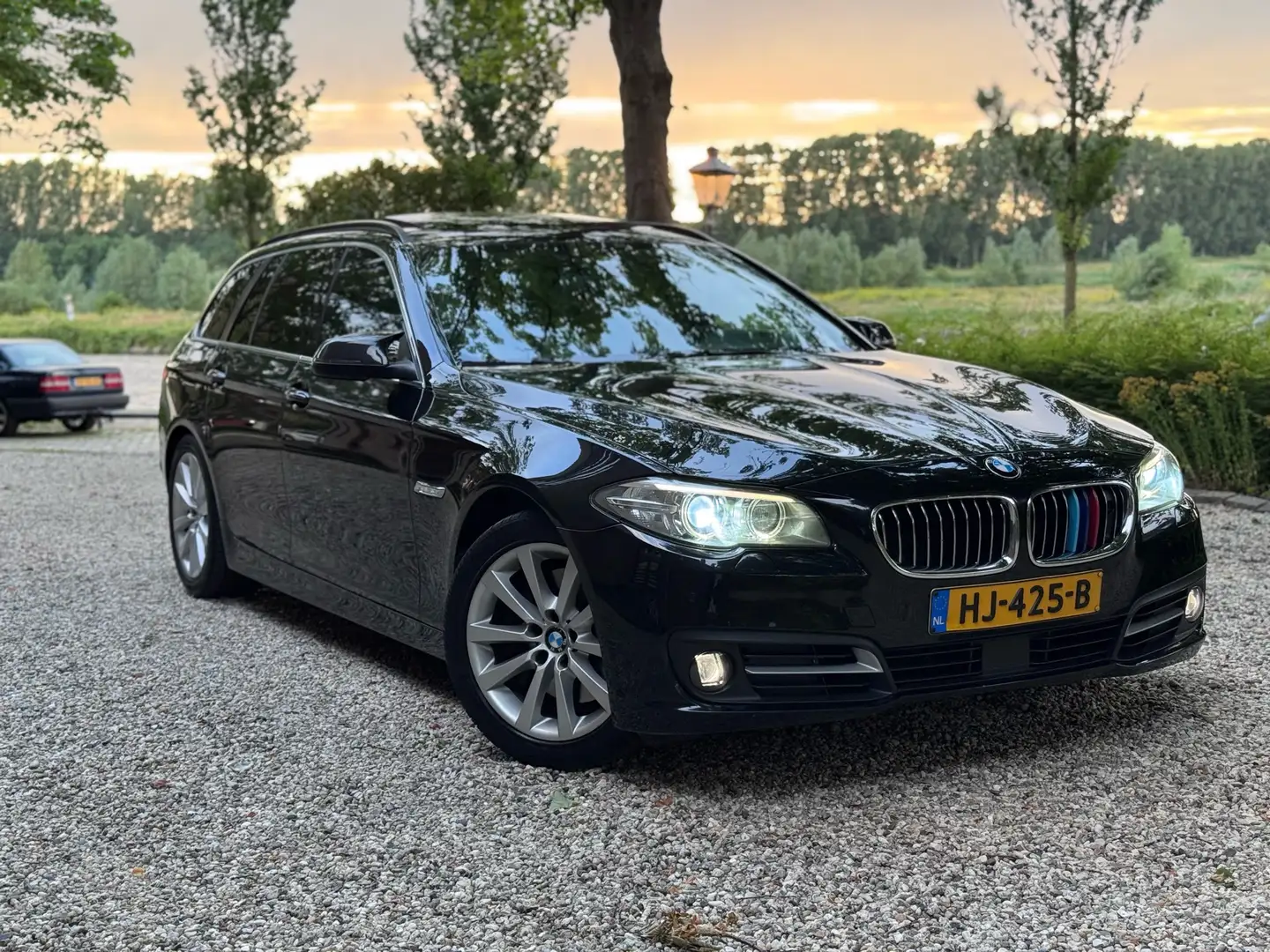 BMW 530 BMW 5 Serie Touring 530d Luxury Edition Zwart - 1