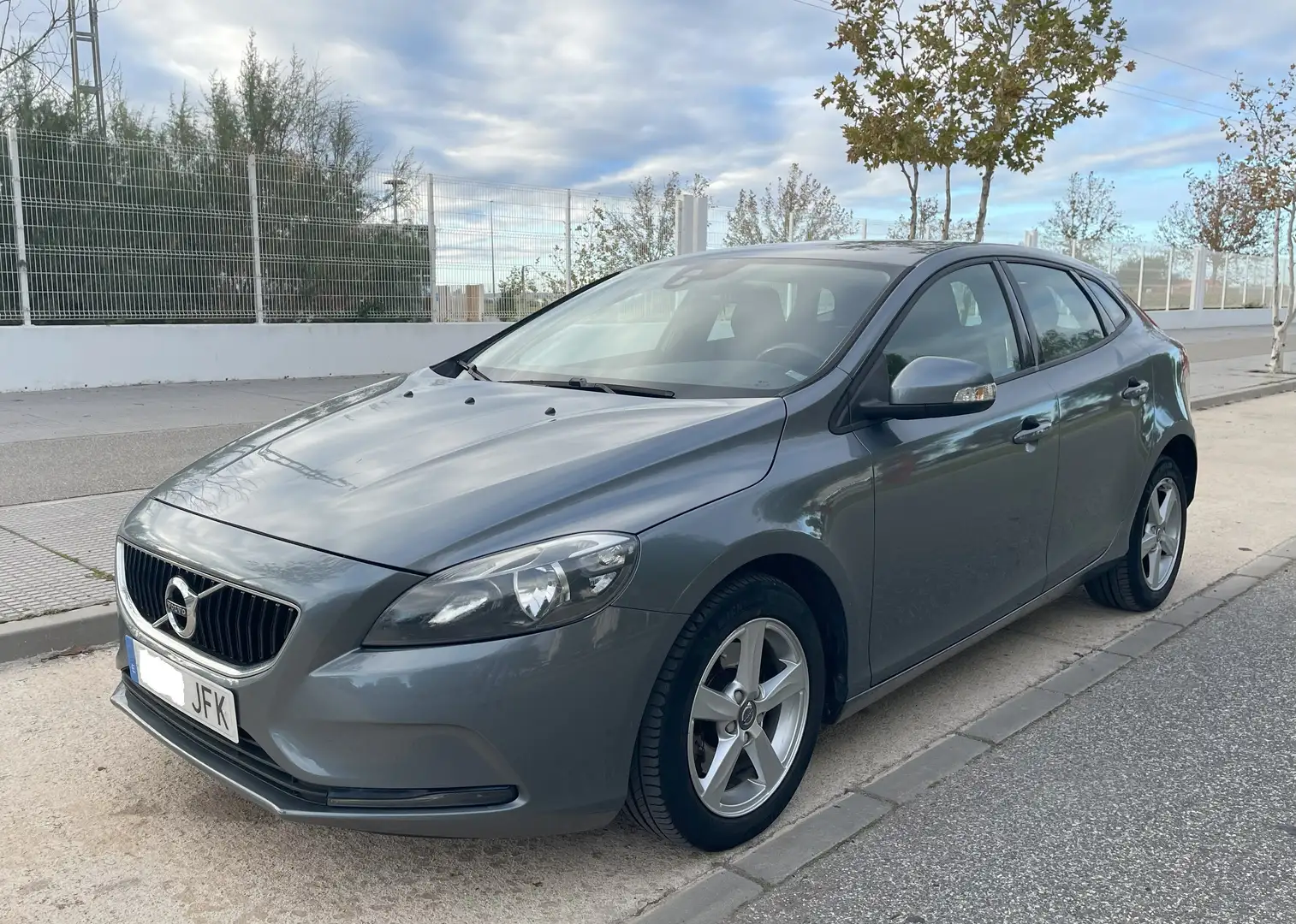 Volvo V40 D2 Momentum 120 Grey - 2