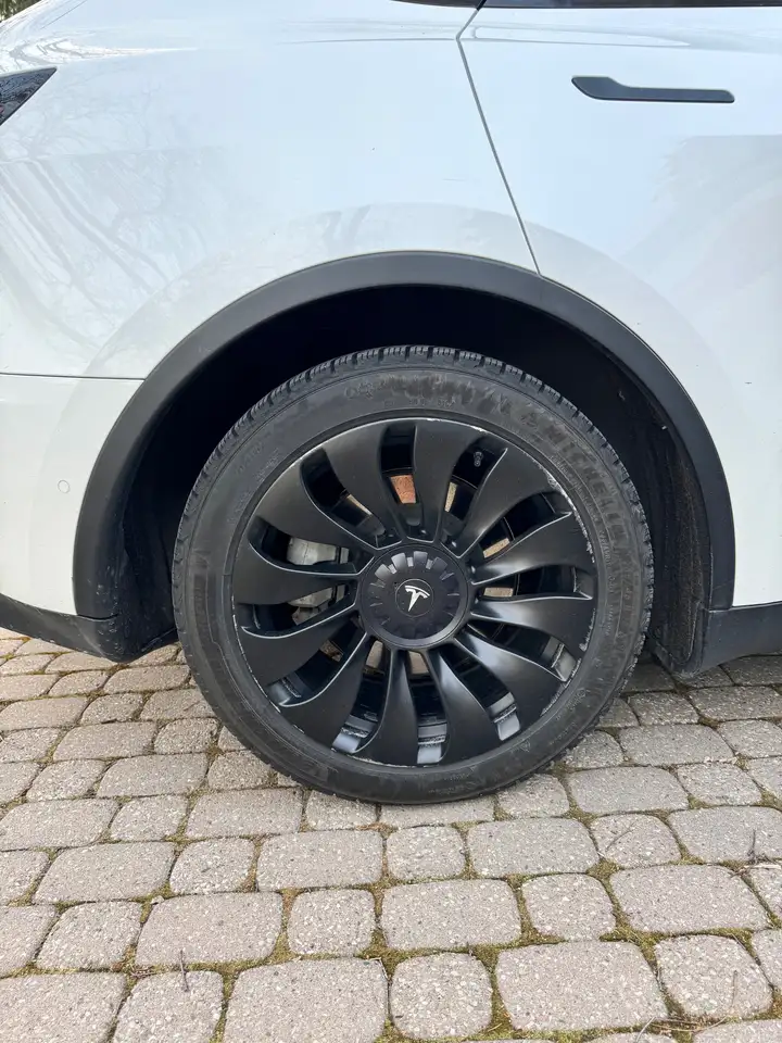 Tesla Model Y снимка Tesla Model Y