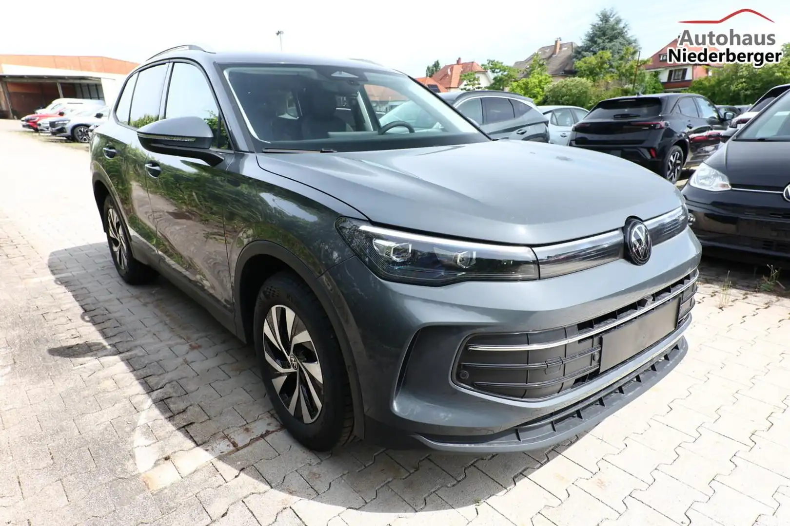 Volkswagen Tiguan DSG LED+ 5JGarantie IQ.DRIVE SHZ Keyl ACC 96 kW... Grau - 2