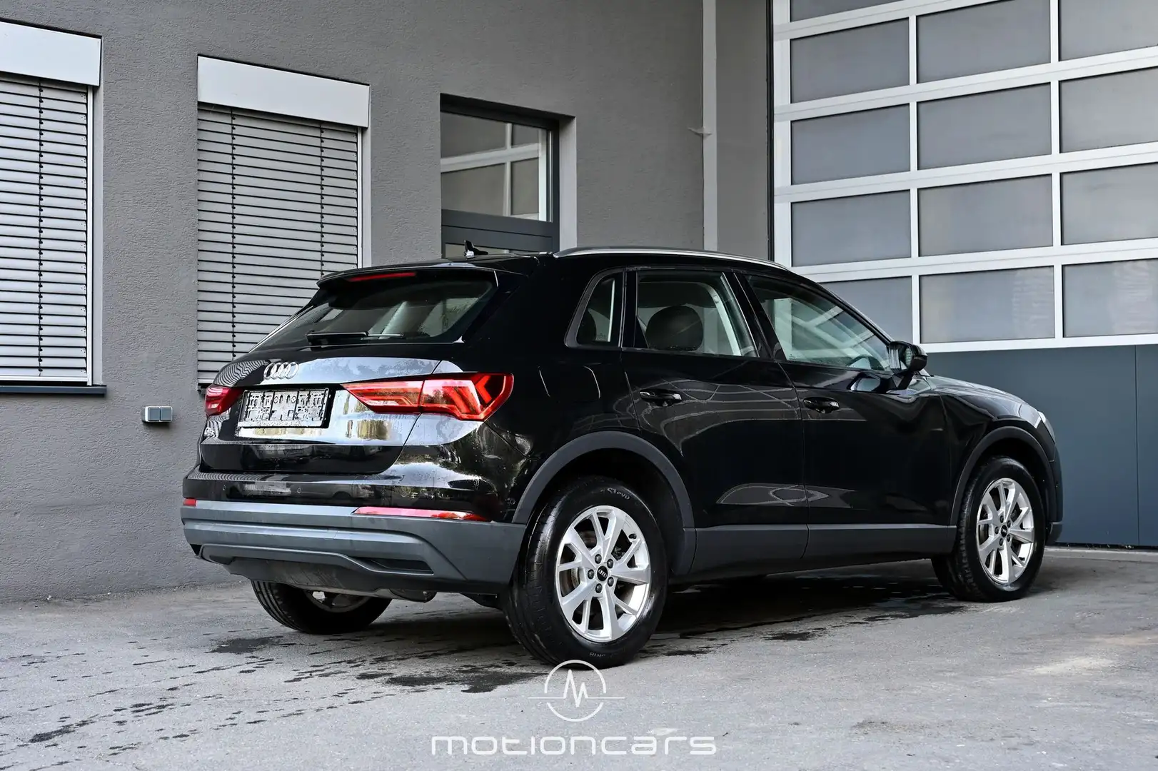 Audi Q3 45 TFSI e S-tronic Schwarz - 2