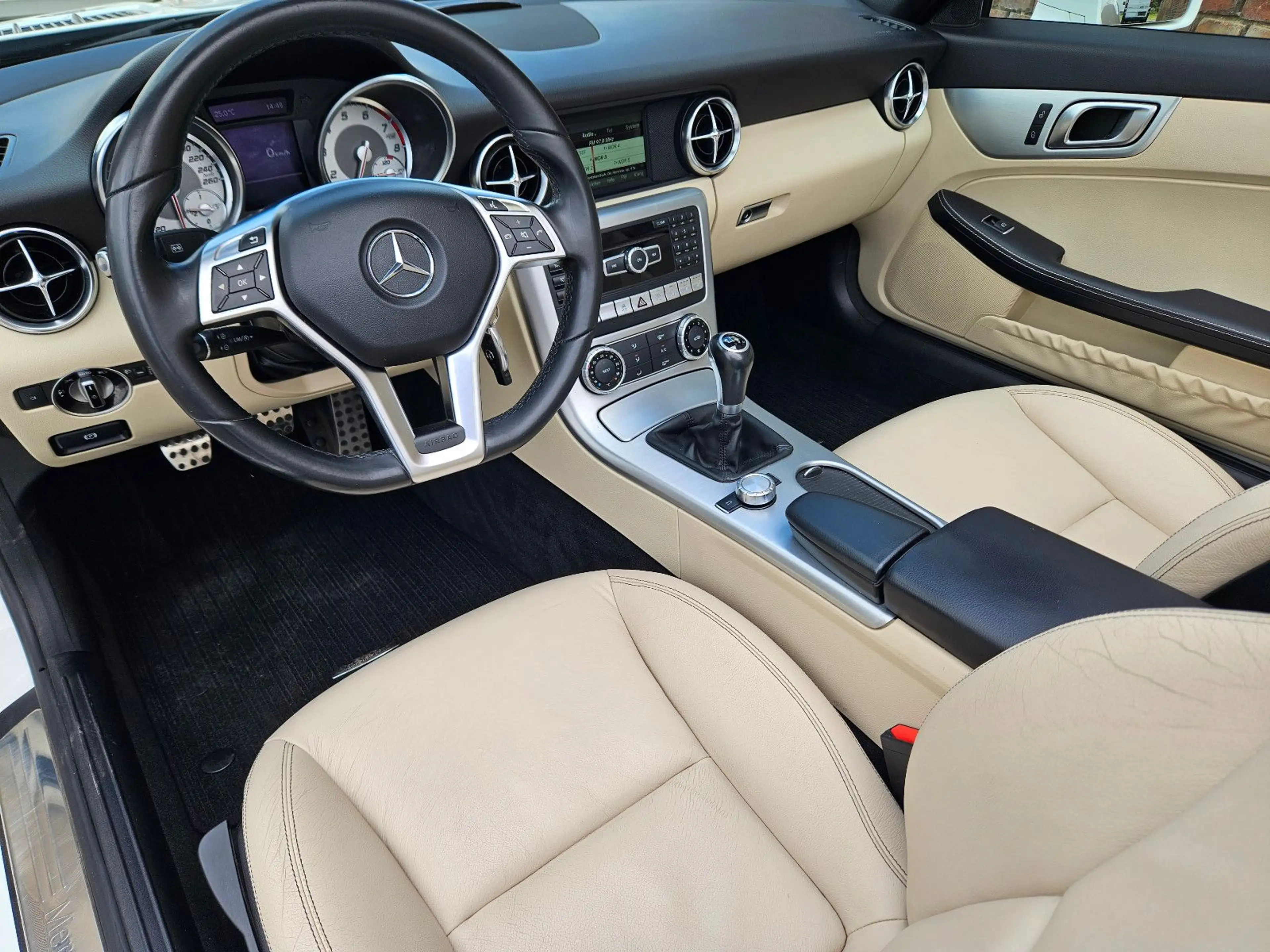 Mercedes-Benz SLC 200 Roadster — photo 13
