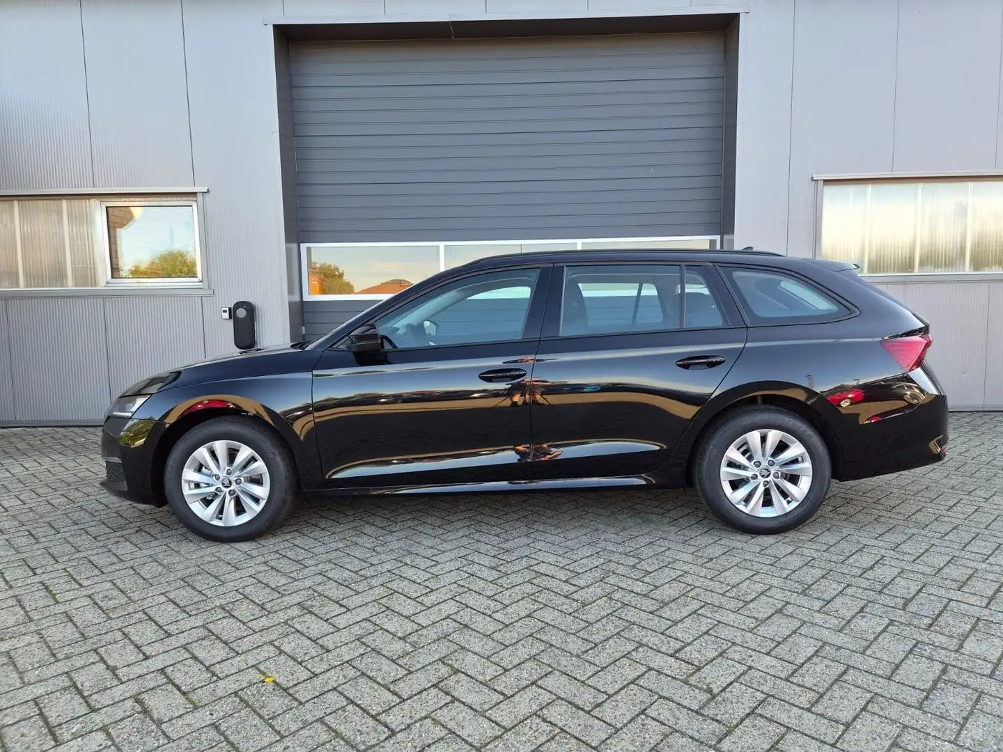 Skoda Octavia Combi 1.5 TSI 150PS m-HEV DSG Selection AHK Kli... Schwarz - 2