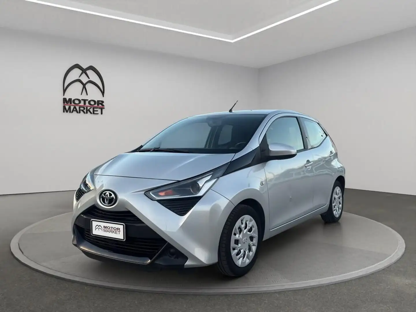 Toyota Aygo 5p 1.0 x-business m-mt 72cv Argento - 1