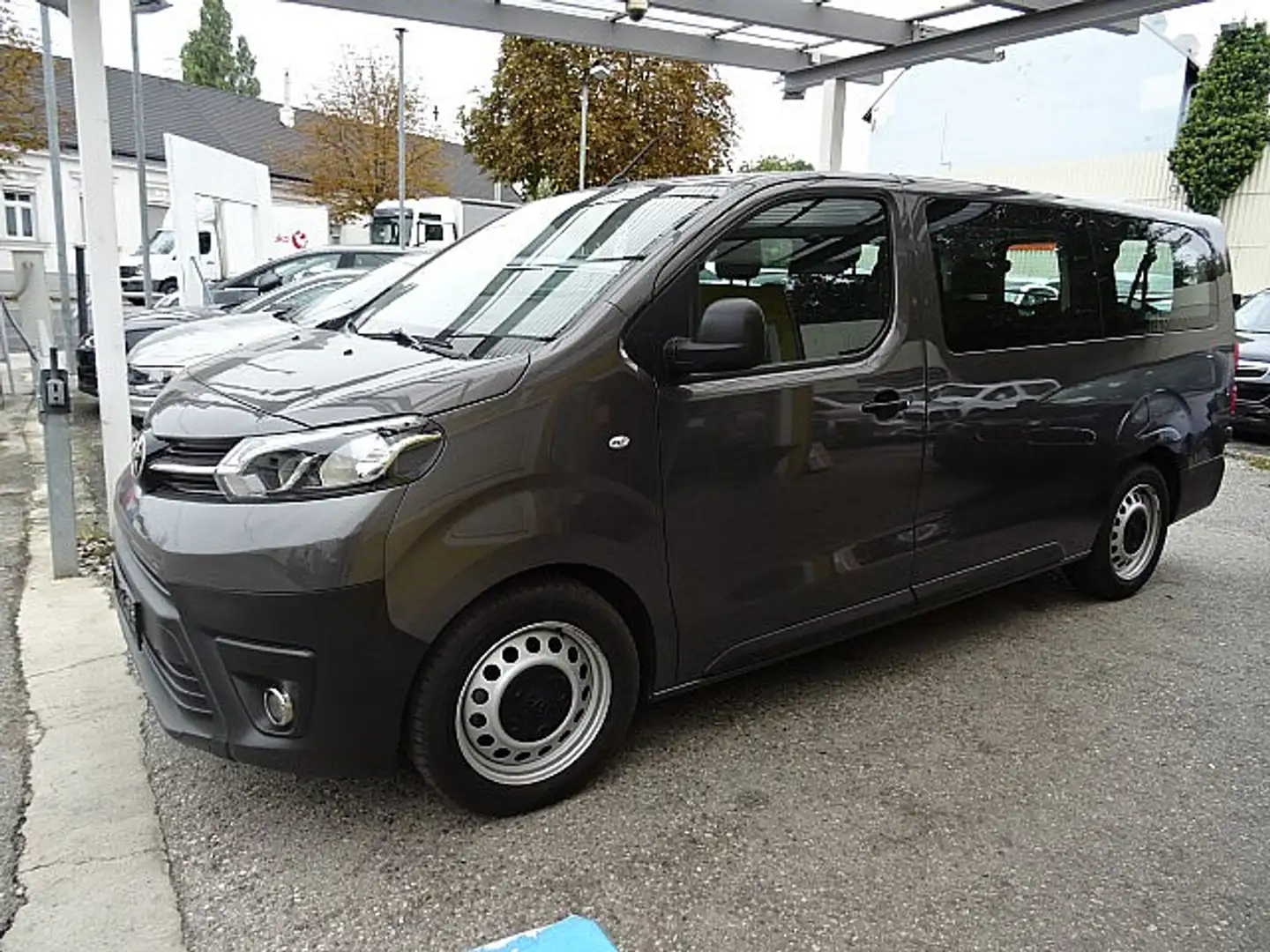 Toyota Proace Verso 2,0 D-4D 145 Lang Family Grau - 2