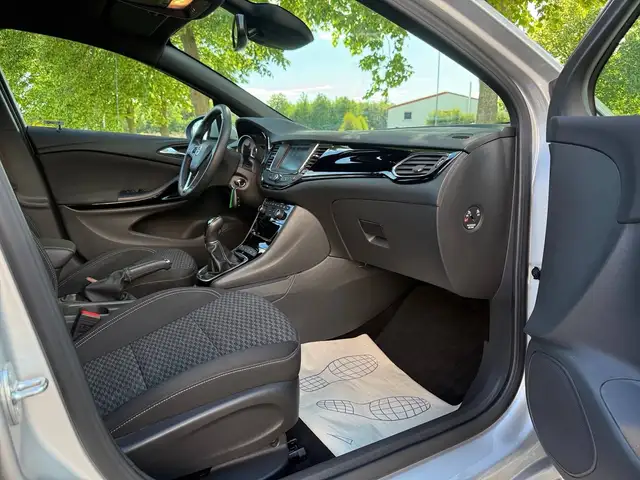 Opel Astra view 12