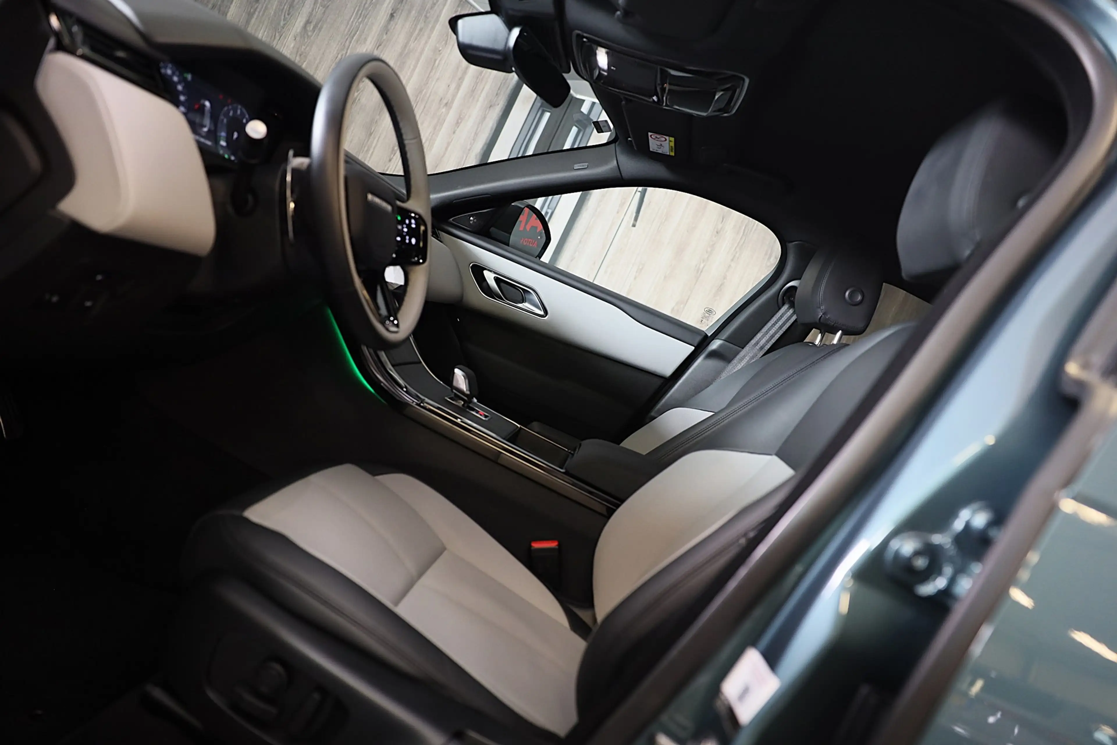 Land Rover Range Rover Velar 2.0 P400e Edition / Head Up / 360 Camera / Two Ton — photo 10
