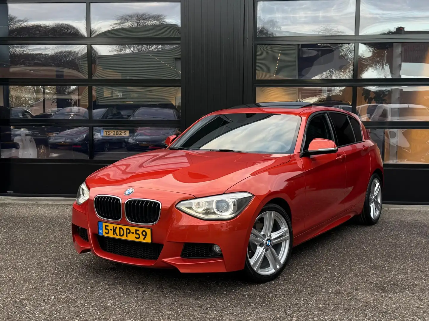 BMW 114 1-Serie 114i M-Sport Schuifdak Valencia Orange Oranje - 1