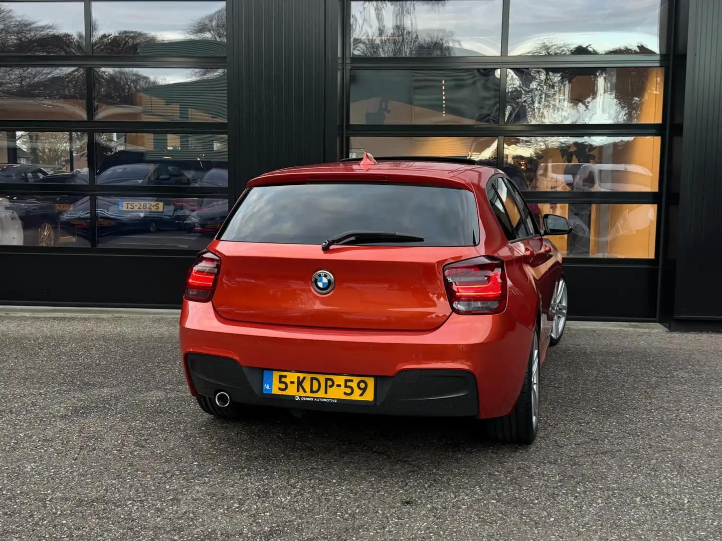 BMW 114 1-Serie 114i M-Sport Schuifdak Valencia Orange Oranje - 2