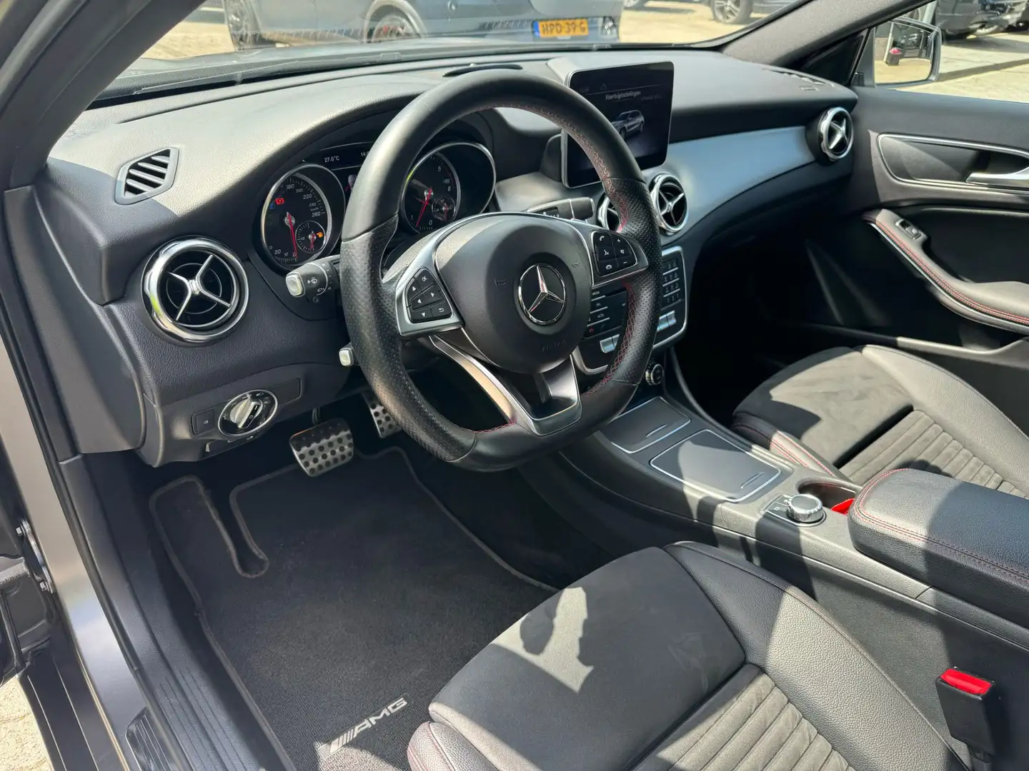 Mercedes-Benz GLA 200 d Business Solution AMG cruise, navi, camera, mat Grijs - 2