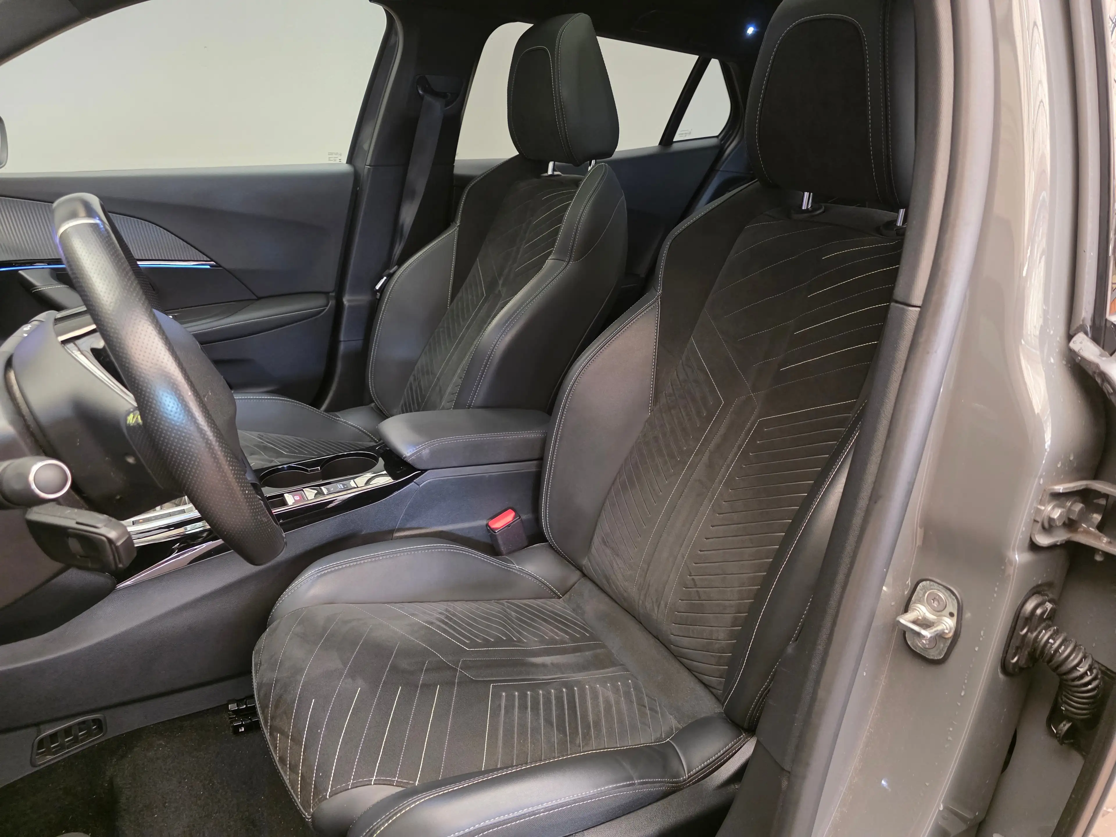 Peugeot e-2008 EV GT 54 kWh Panorama Dak | Camera Rondom | Alcant — photo 12